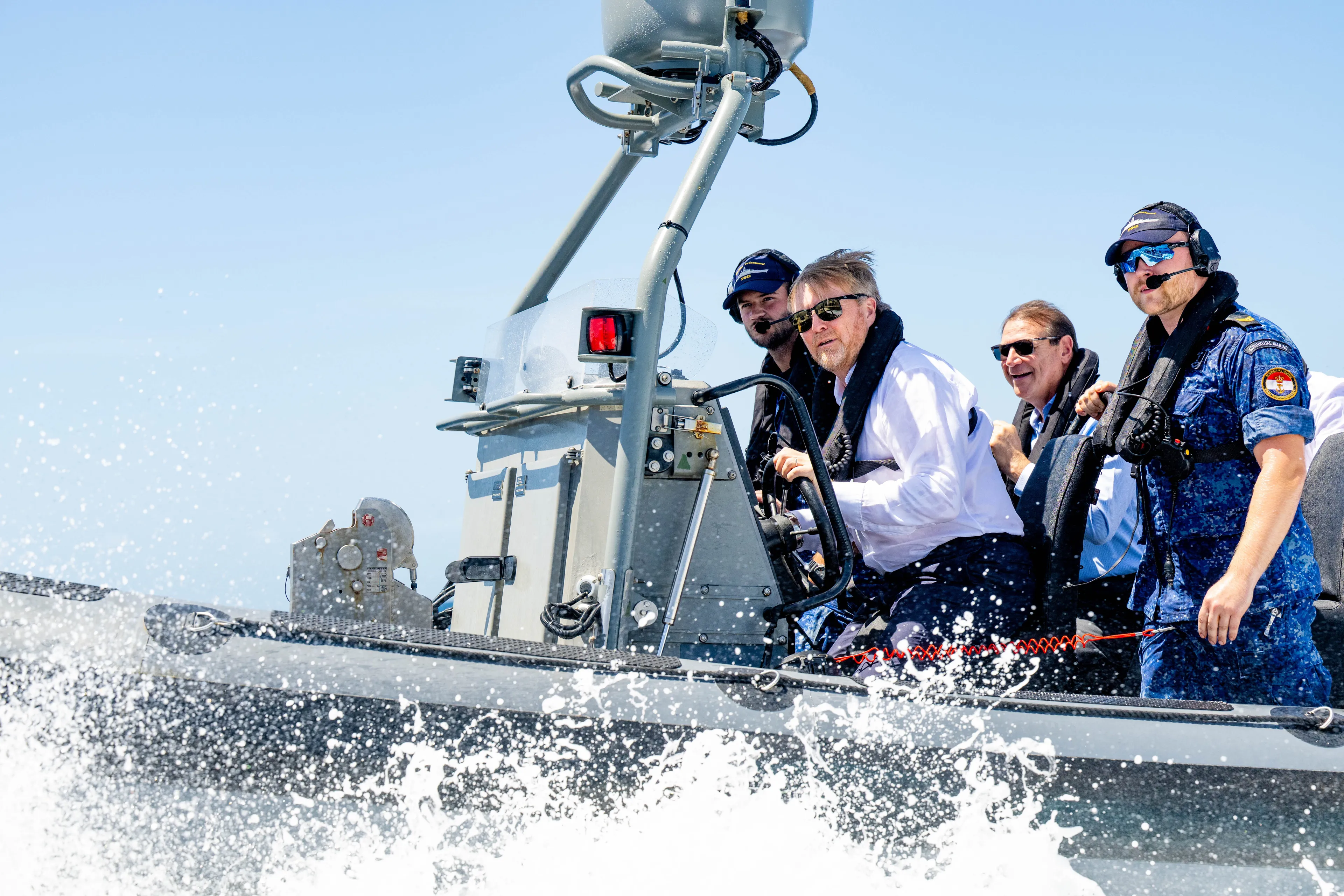 De koning is onderweg naar het stationsschip.