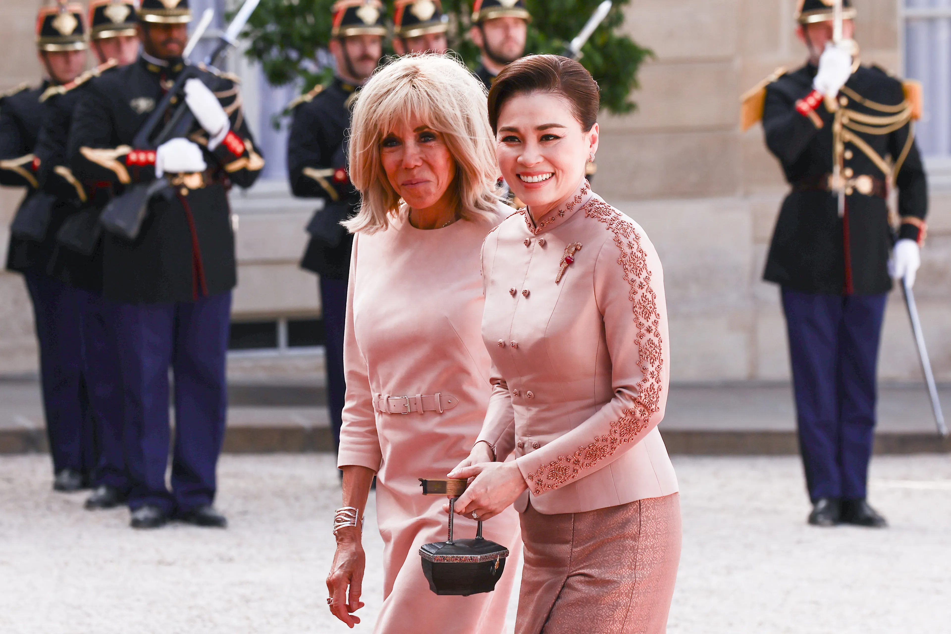 De koningin en first lady droegen allebei roze.
