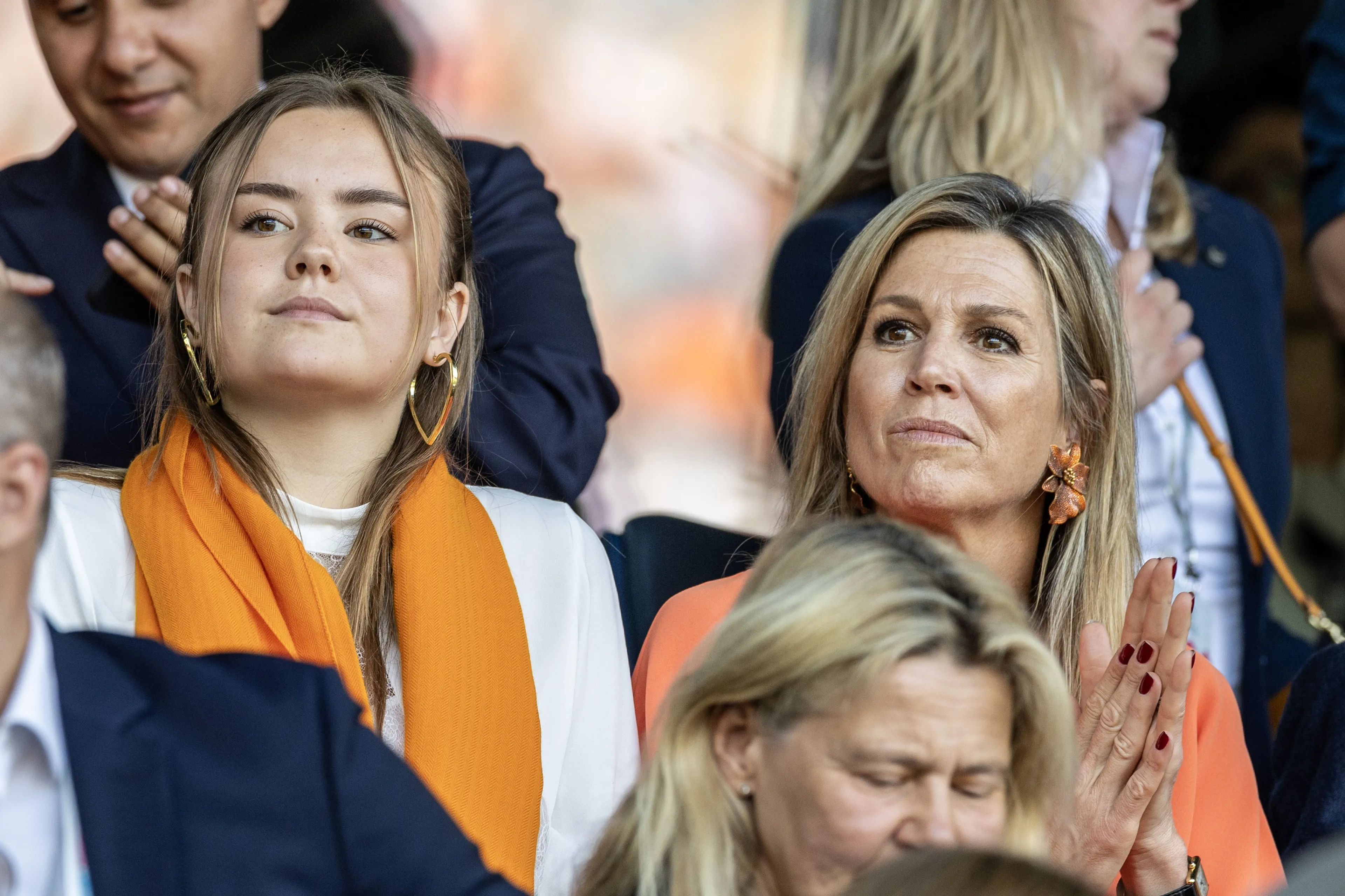 Koningin Máxima en prinses Ariane op de tribune bij de wedstrijd (2025).