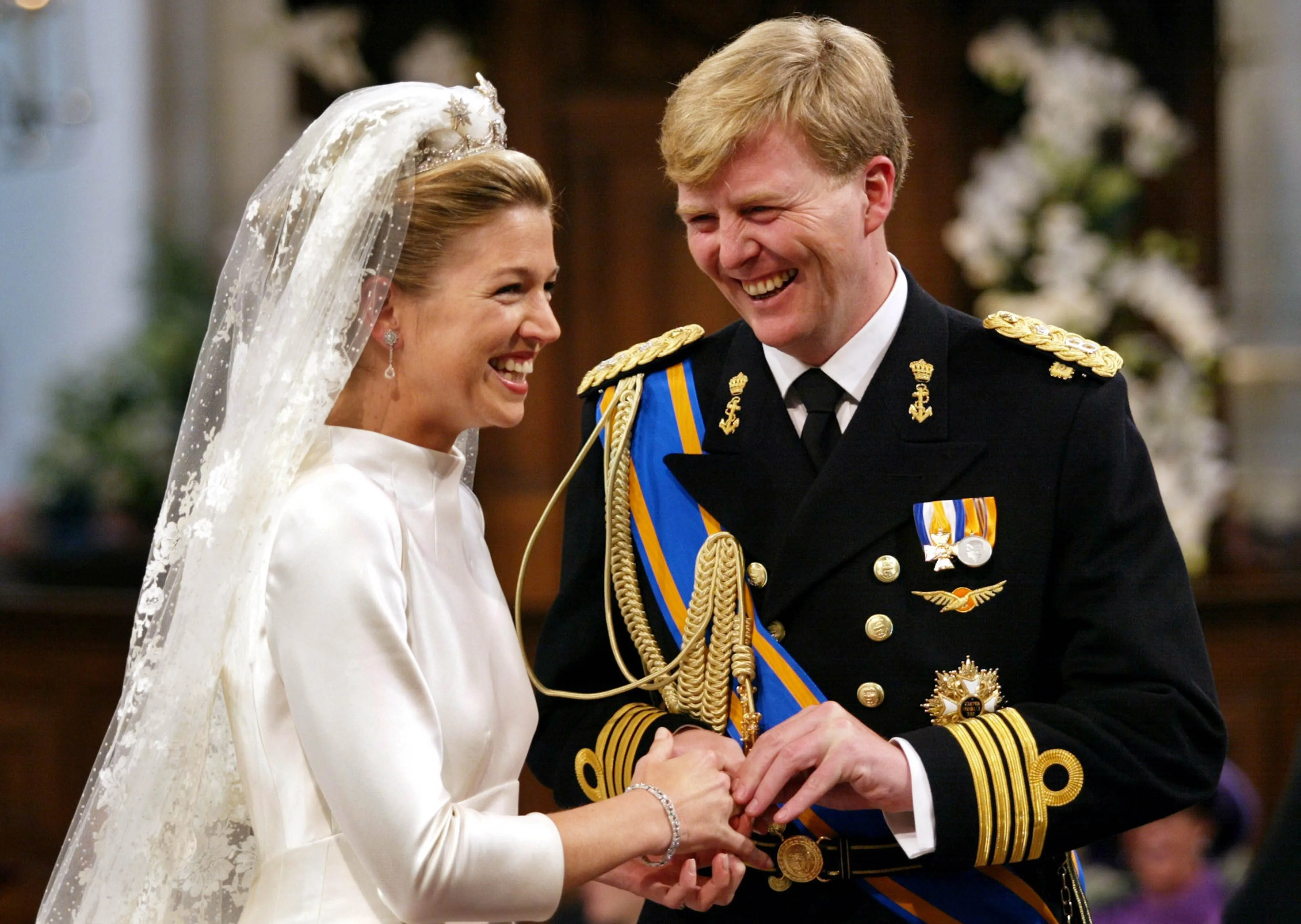 Het bruidspaar wisselt de ringen uit.