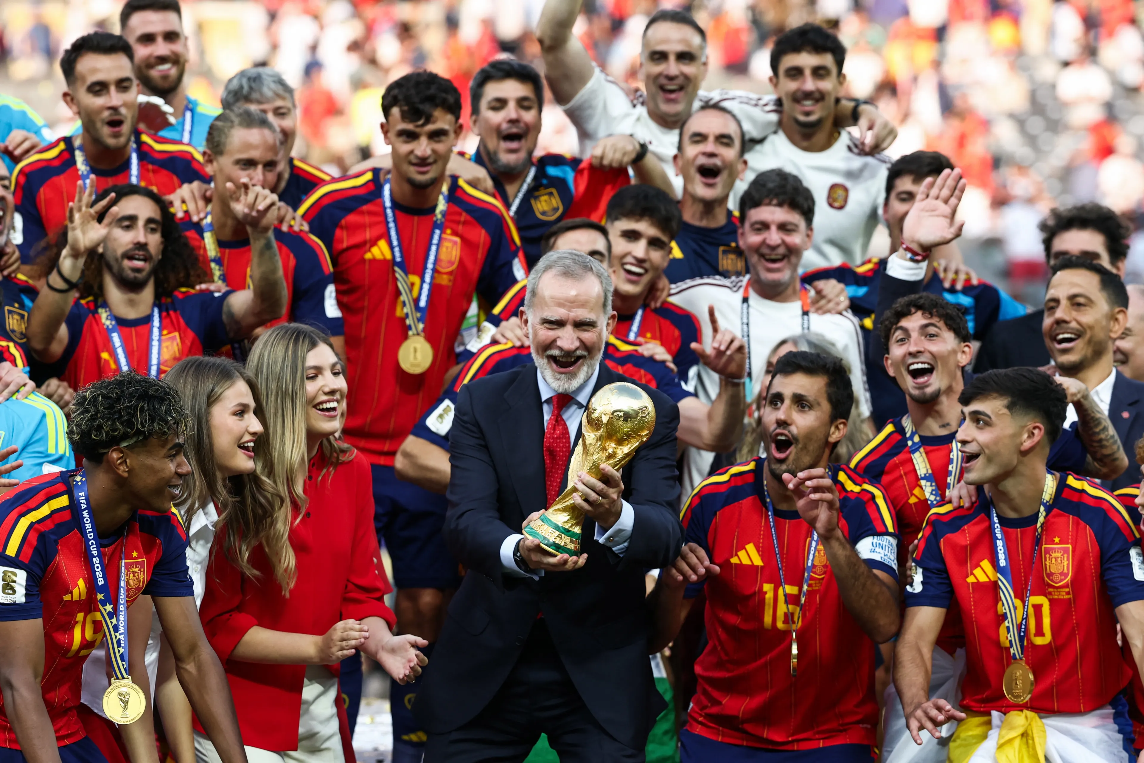 Koning Felipe en zijn gezin vieren feest met het Spaanse elftal na WK-winst