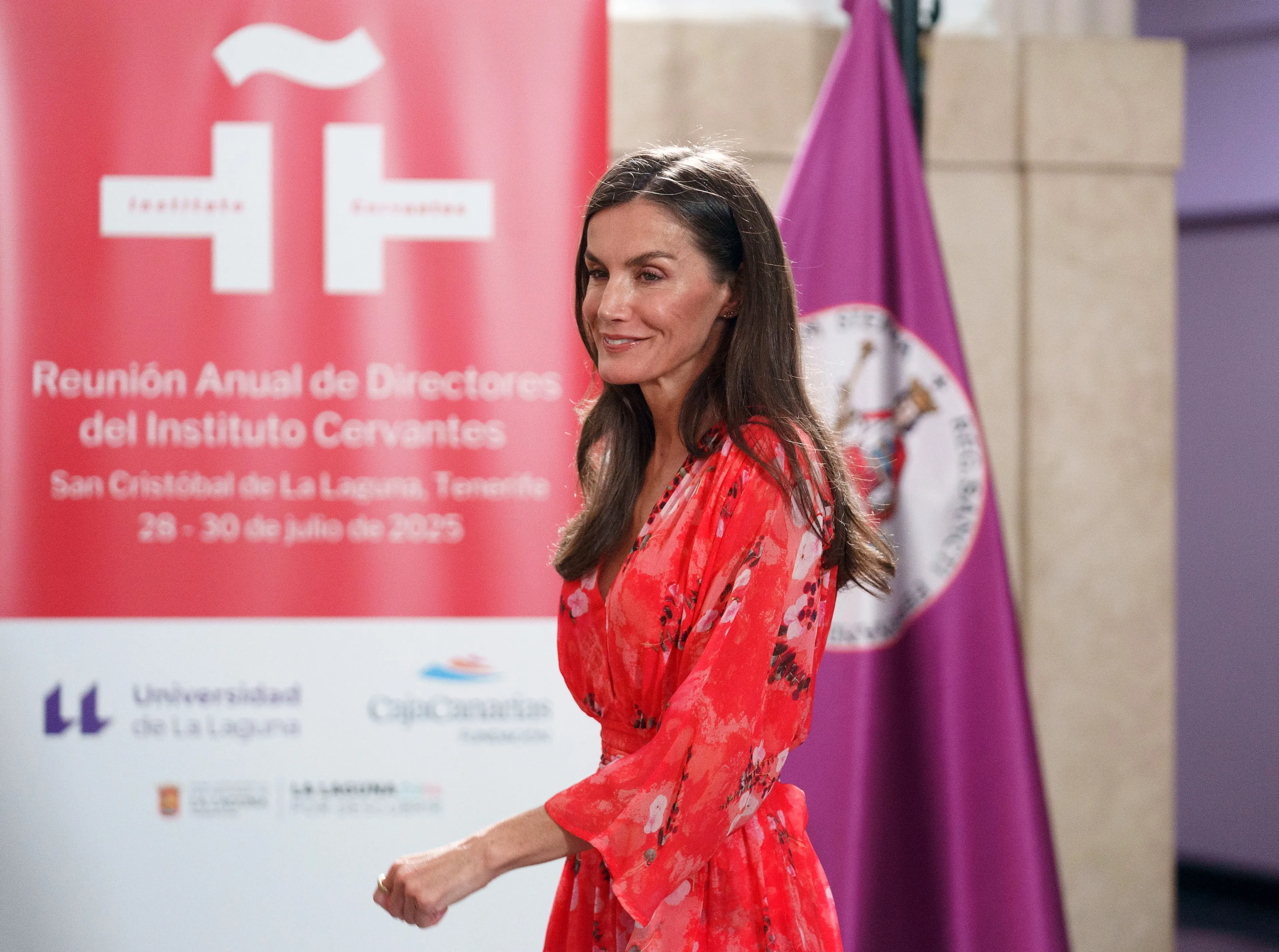 Koningin Letizia in de rode bloemenjurk (2025).