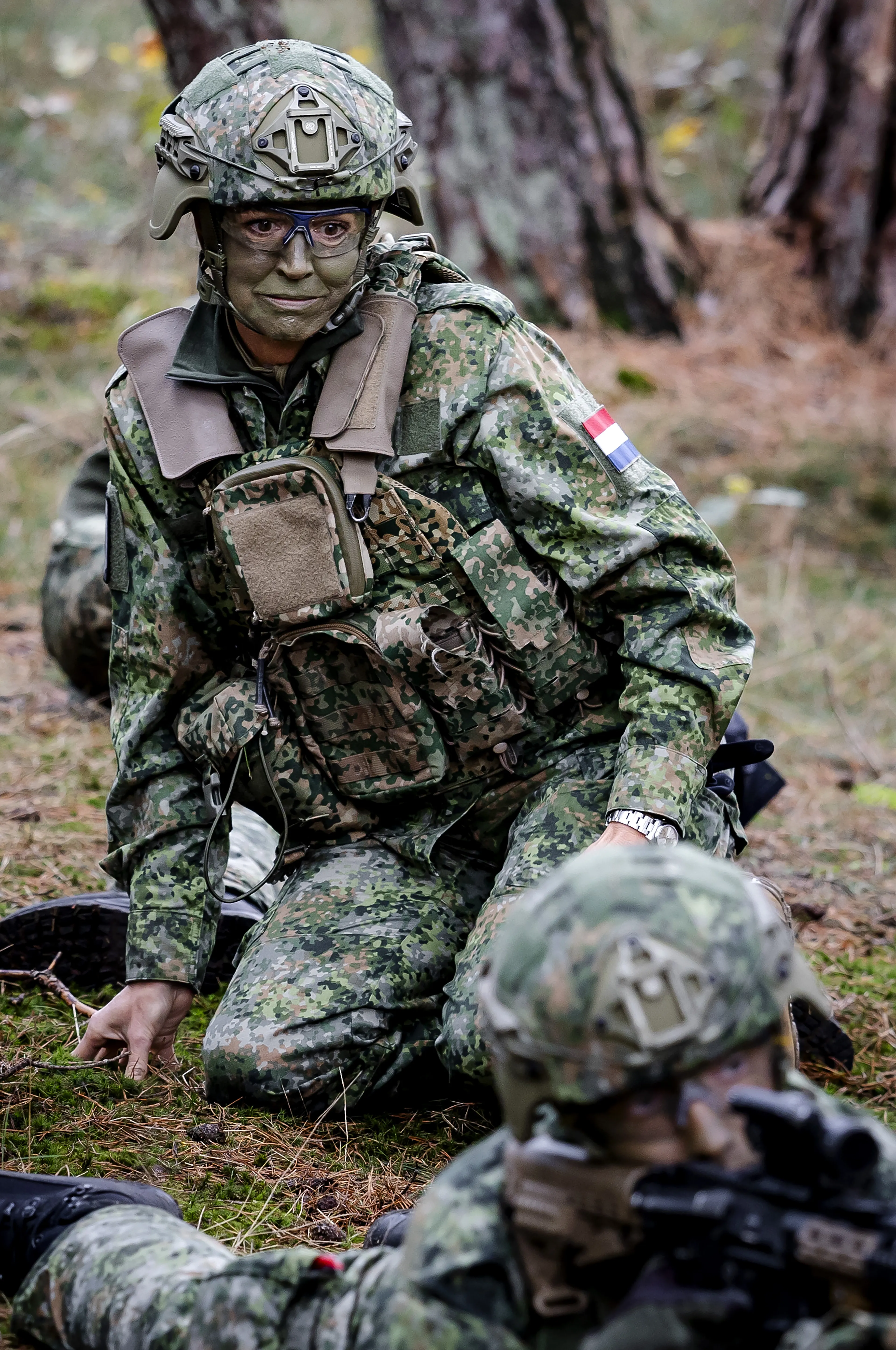 Gecamoufleerd en wel doet de koningin mee met de rest van de bivak (2025).