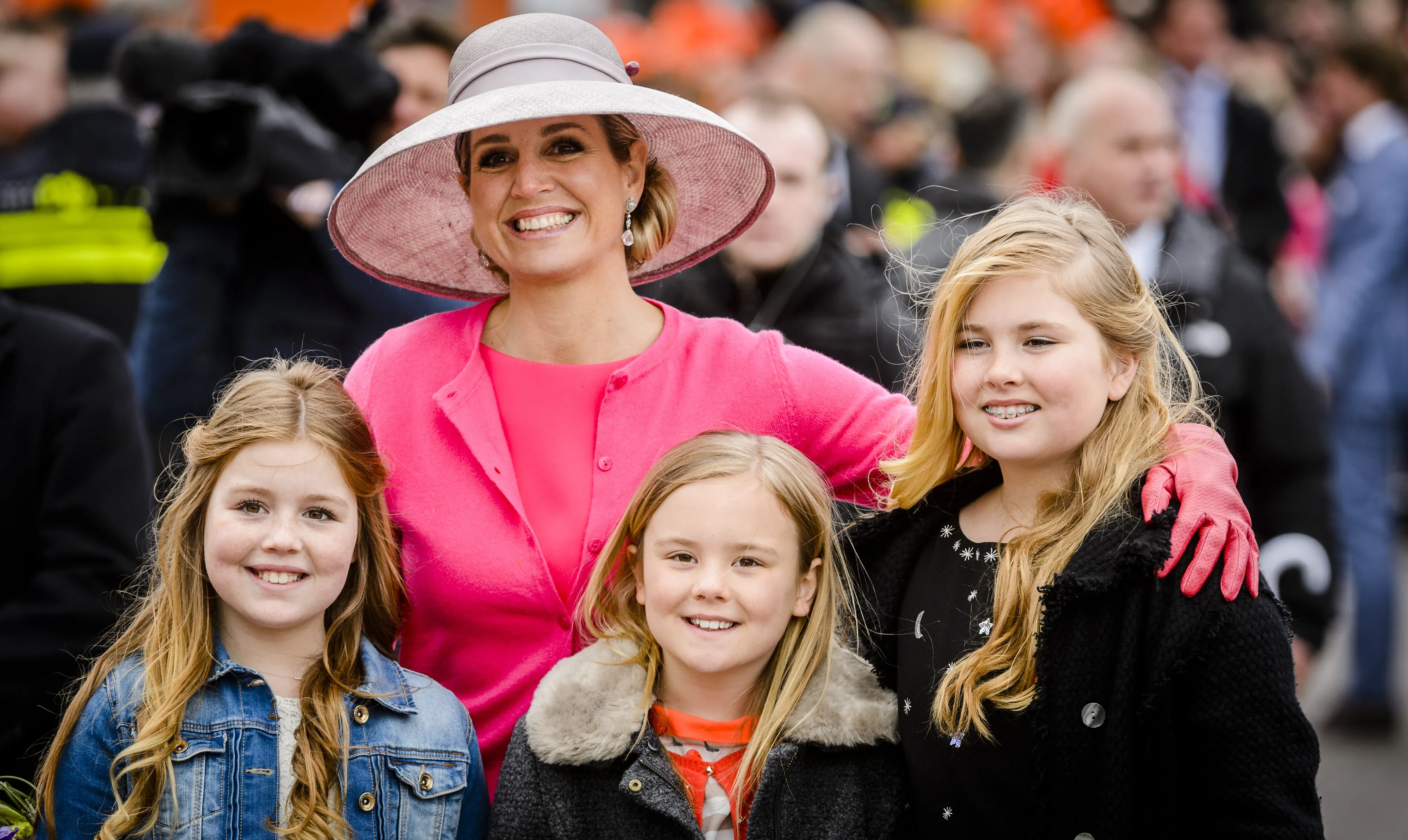 Koningin Maxima en haar dochters tijdens Koningsdag 2016.