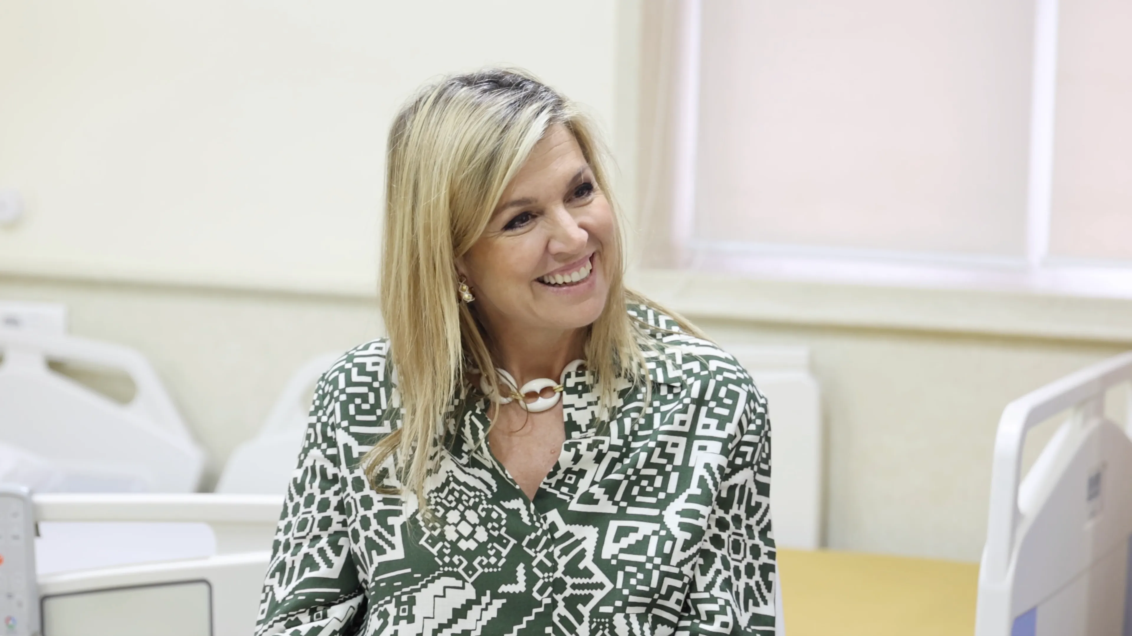 Koningin Máxima spreekt met jongeren over sparen in India