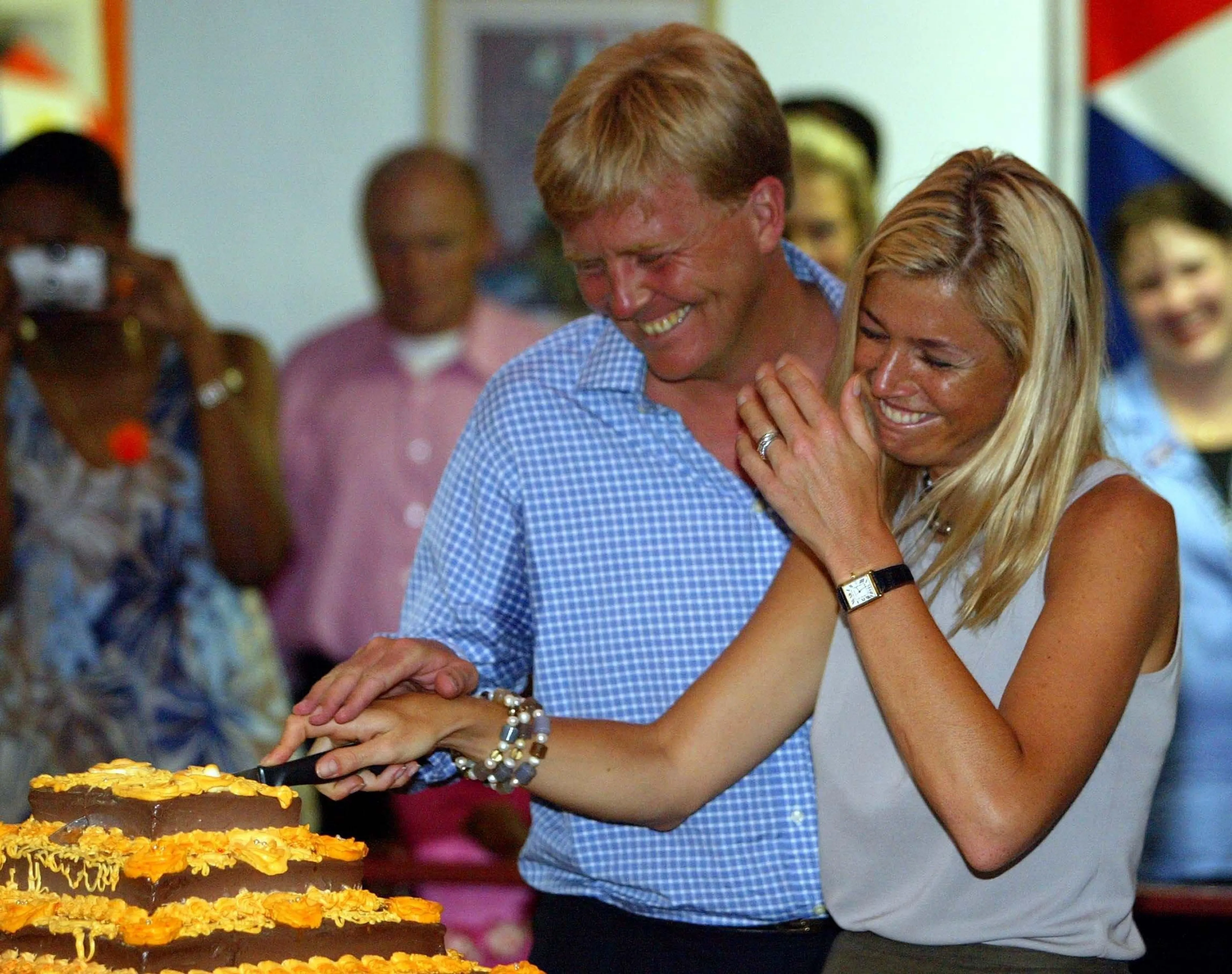 Het aansnijden van de taart gaat niet geheel volgens plan.