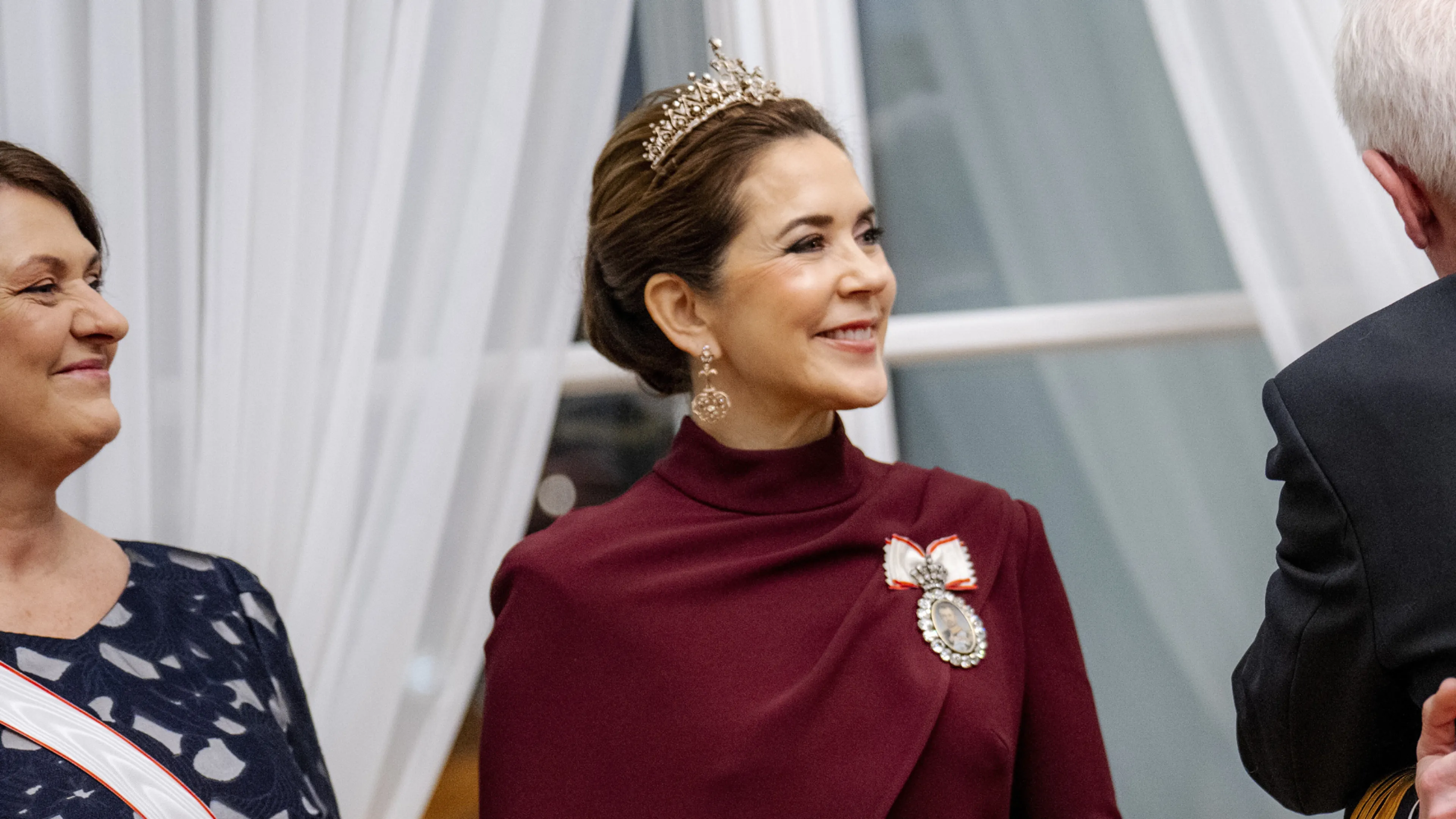 Koningin Mary verrast met nieuwe galajurk bij staatsbanket in Litouwen