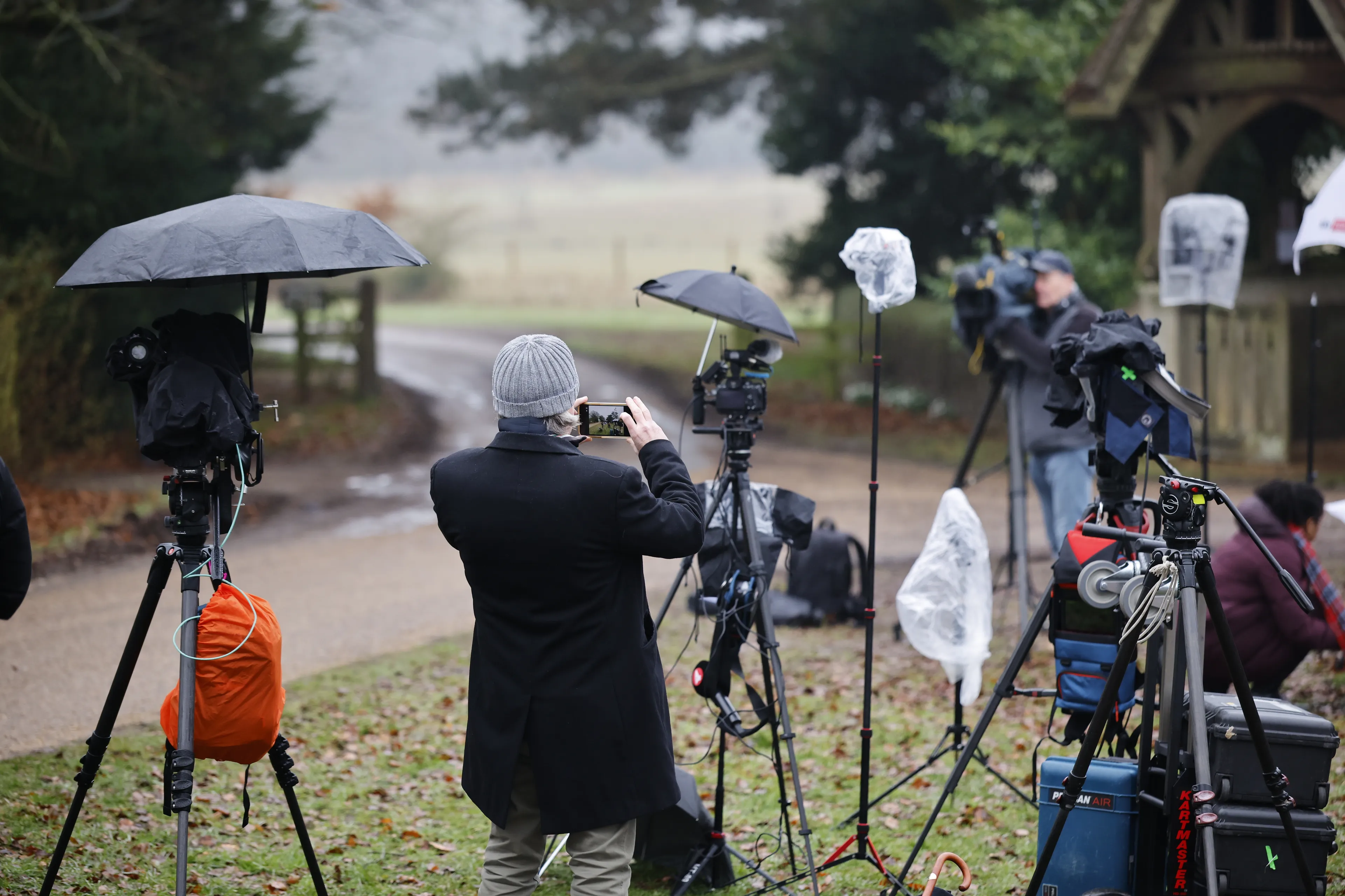 De Britse pers doet verslag bij het landgoed Sandringham.
