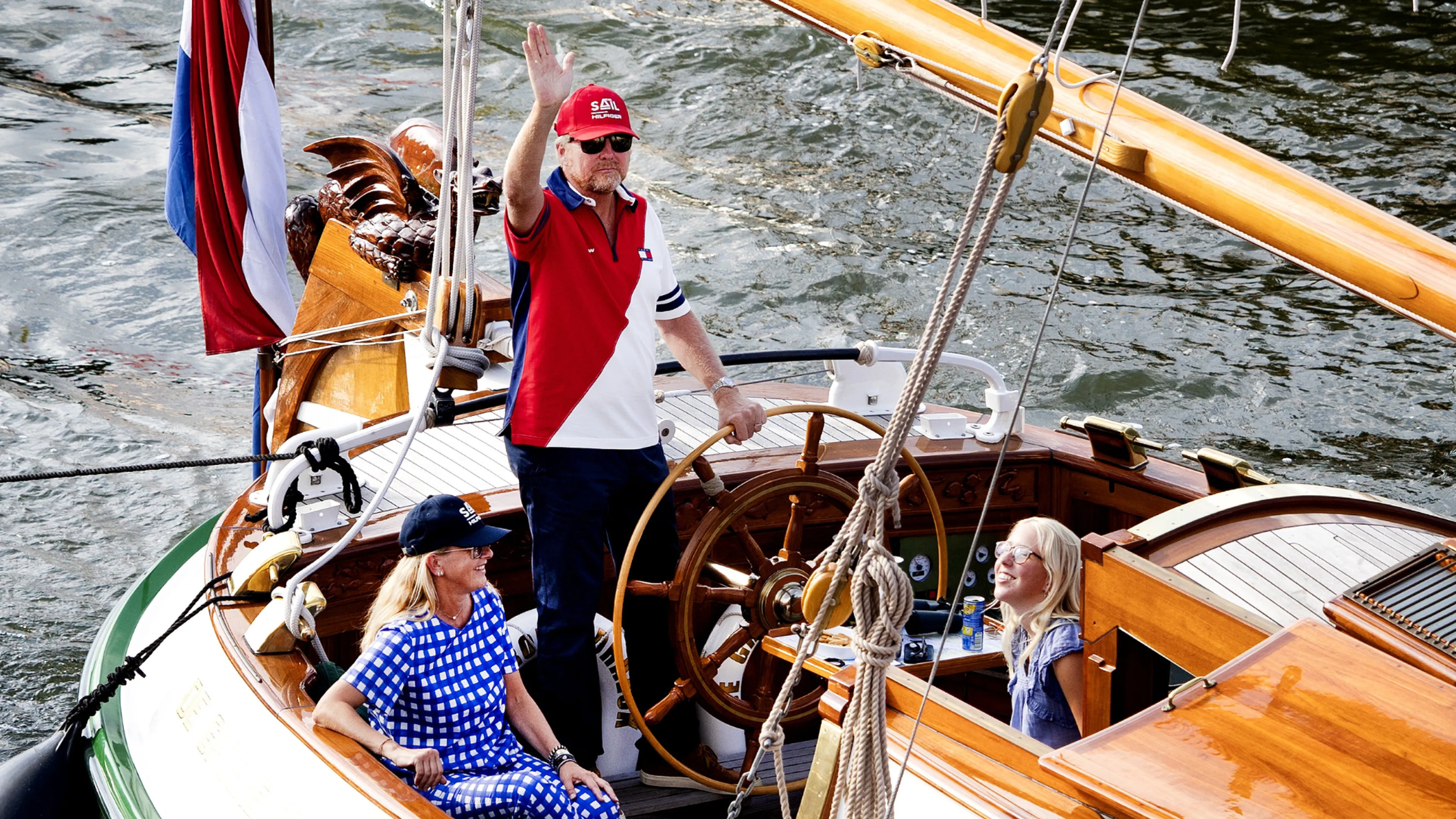 Kijk mee: koning Willem-Alexander, prinses Mabel en gravin Luana op het IJ tijdens SAIL