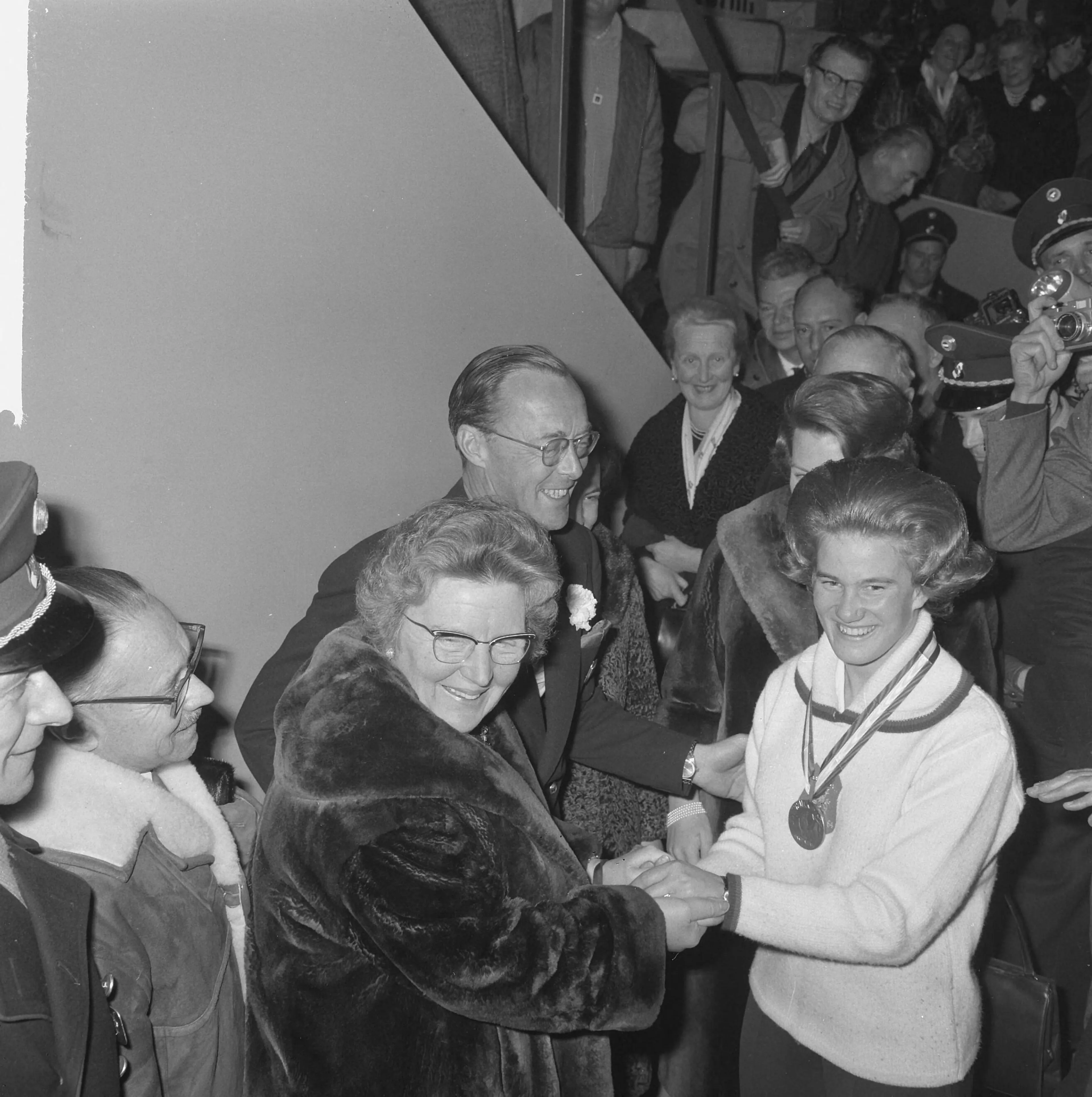 Koningin Juliana feliciteert kunstrijdster Sjoukje Dijkstra (1964).