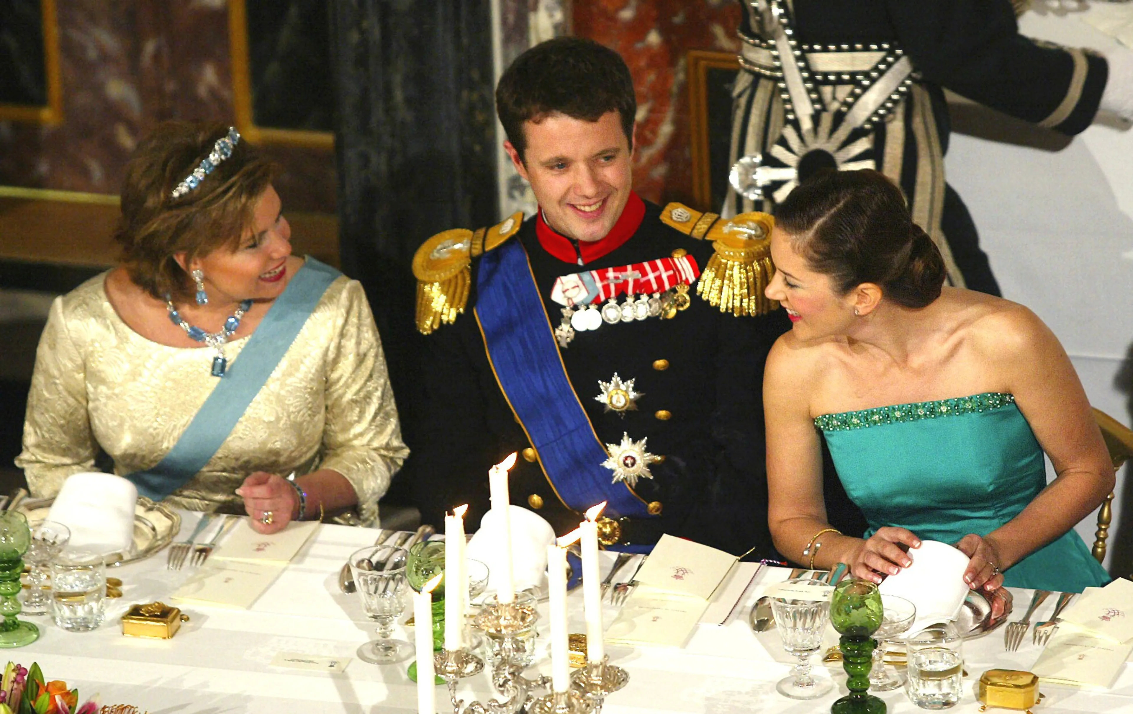Maria Teresa draagt het diadeem tijdens een galadiner in 2003.
