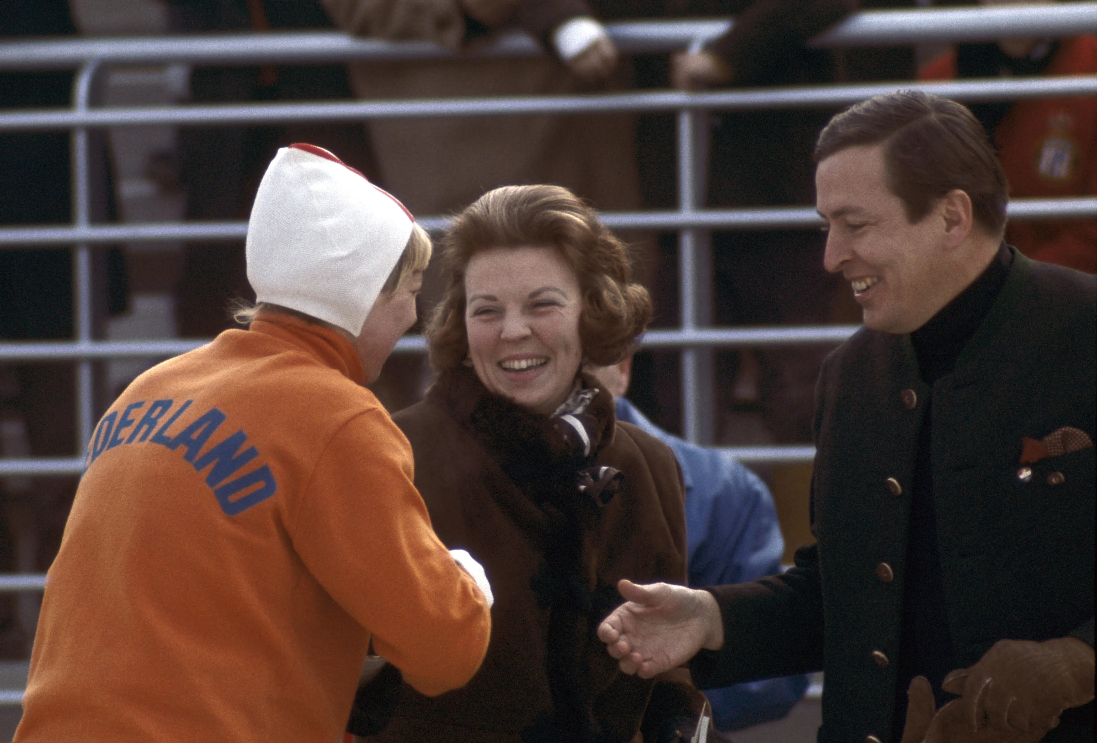 Prinses Beatrix en prins Claus feliciteren schaatser Carry Geijssen (1968).