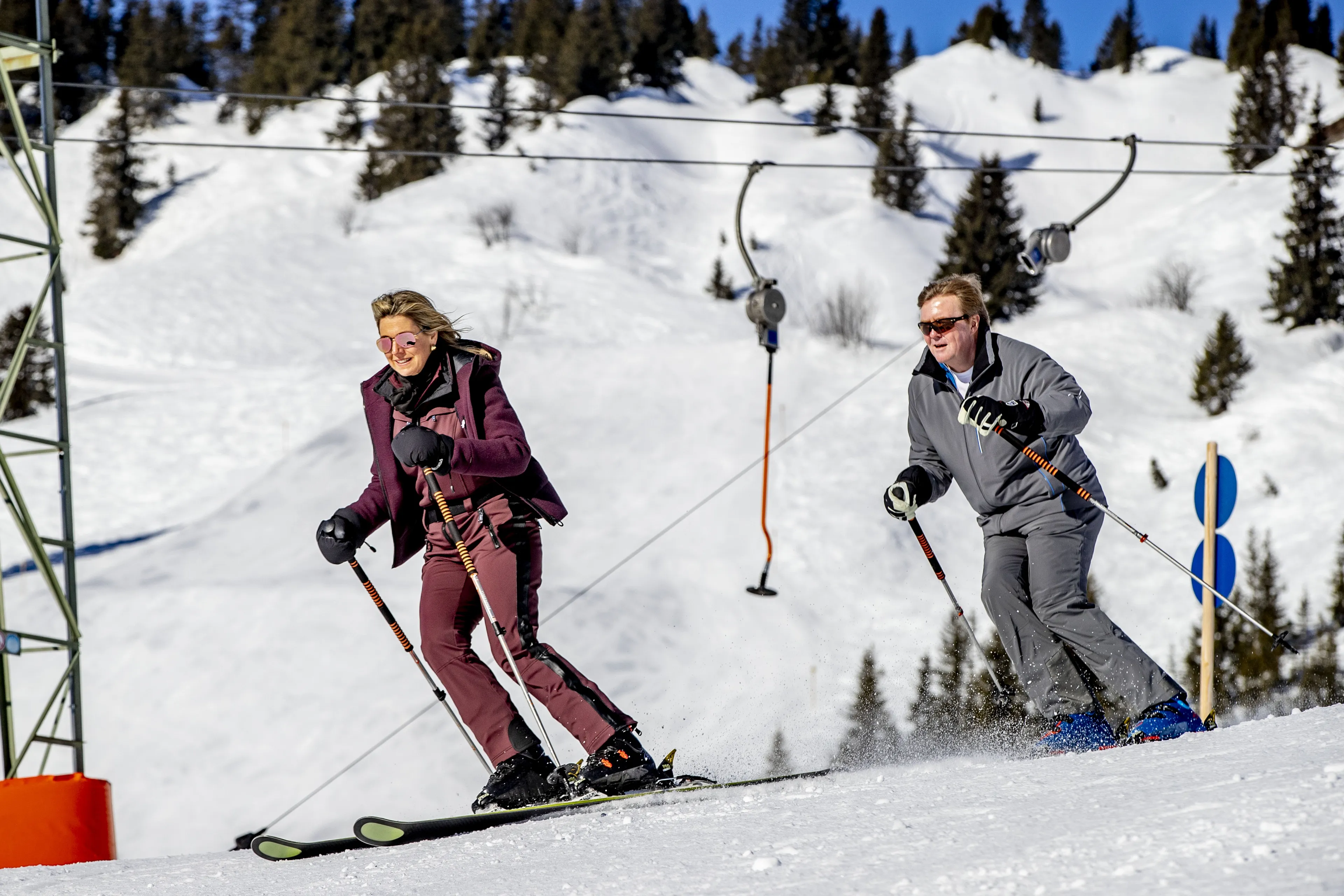 Koning Willem-Alexander en koningin Máxima aan het skiën (2019).