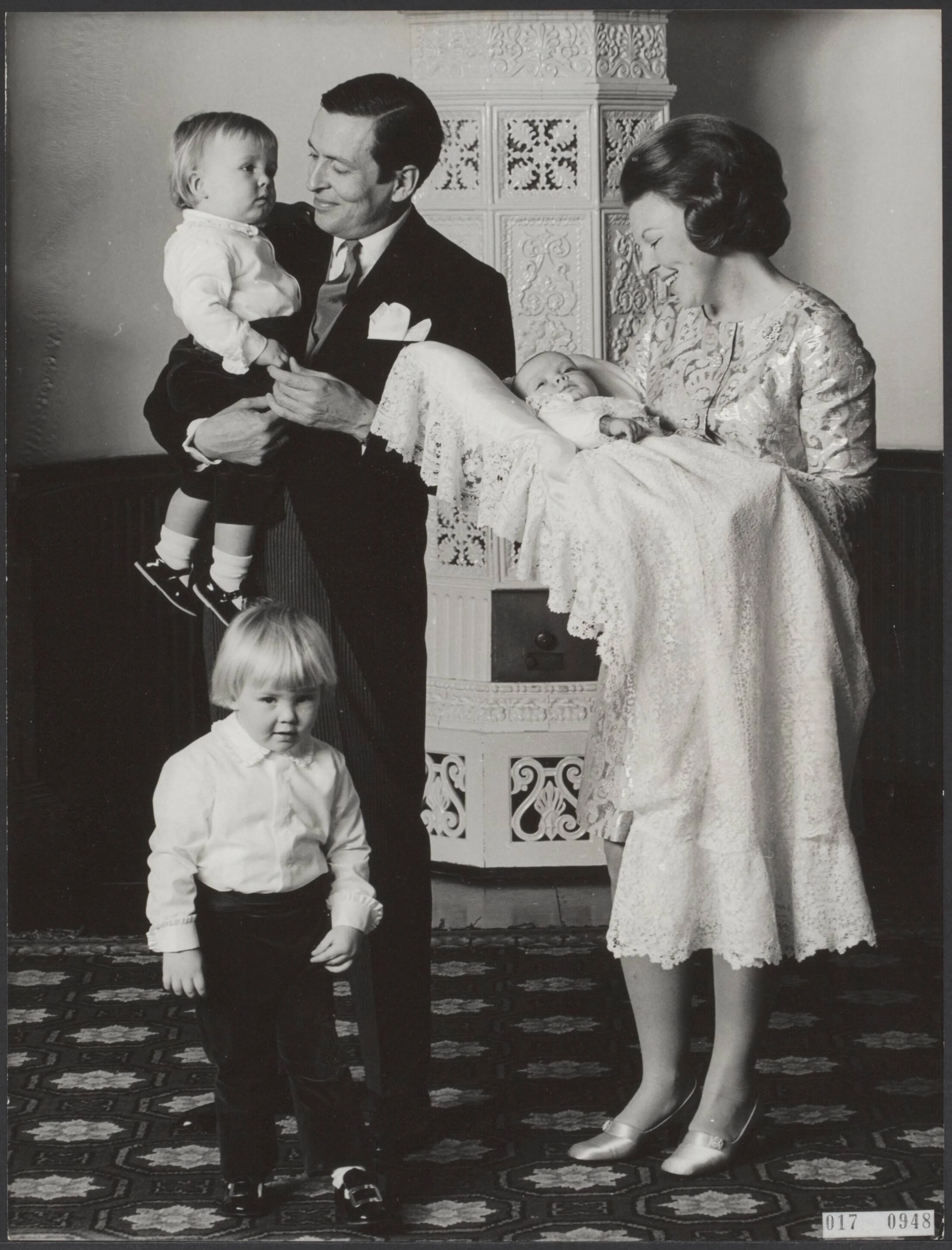Een familieportret na de doop van prins Constantijn in 1970.