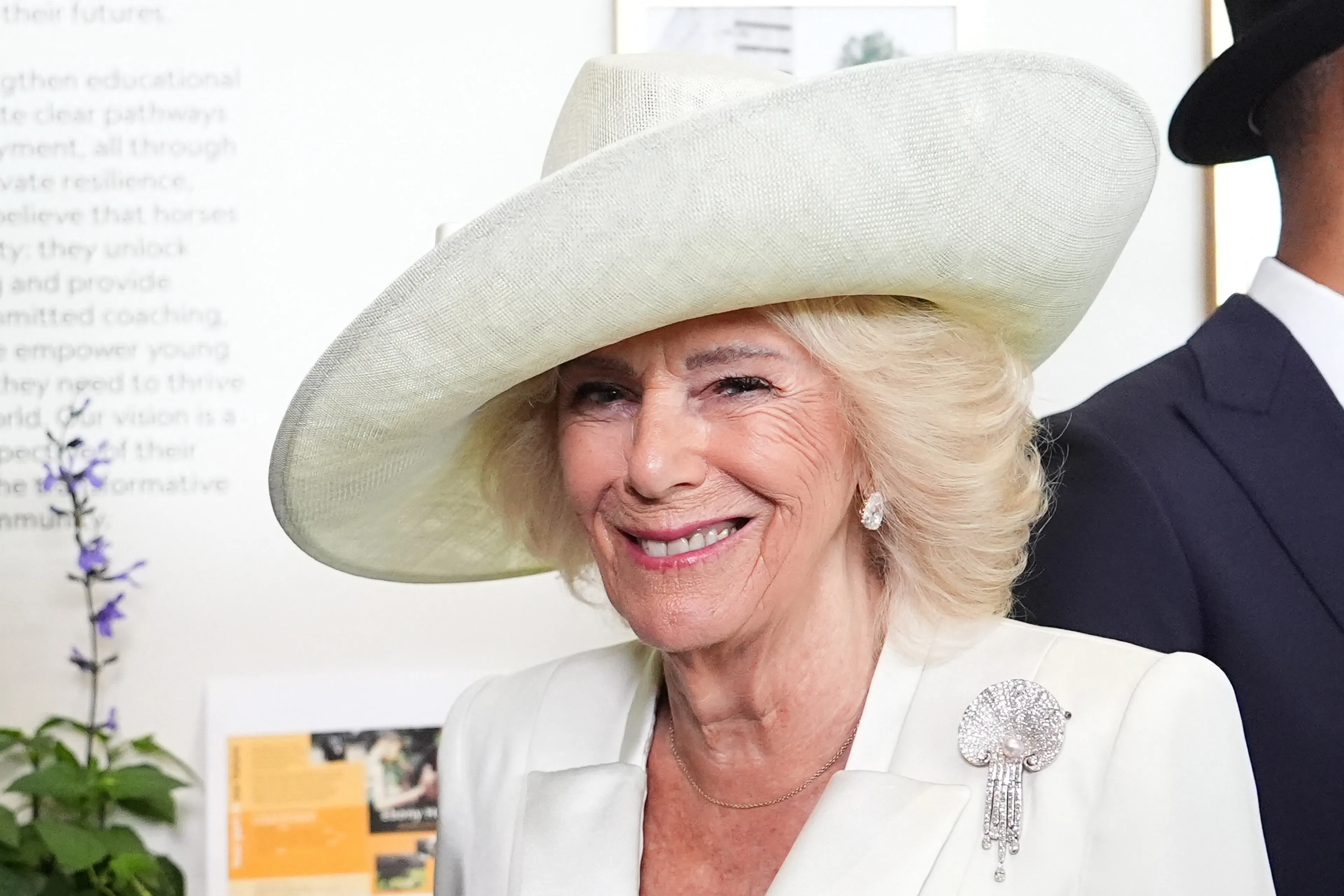 Camilla's hoed is een ontwerp van Philip Treacy.