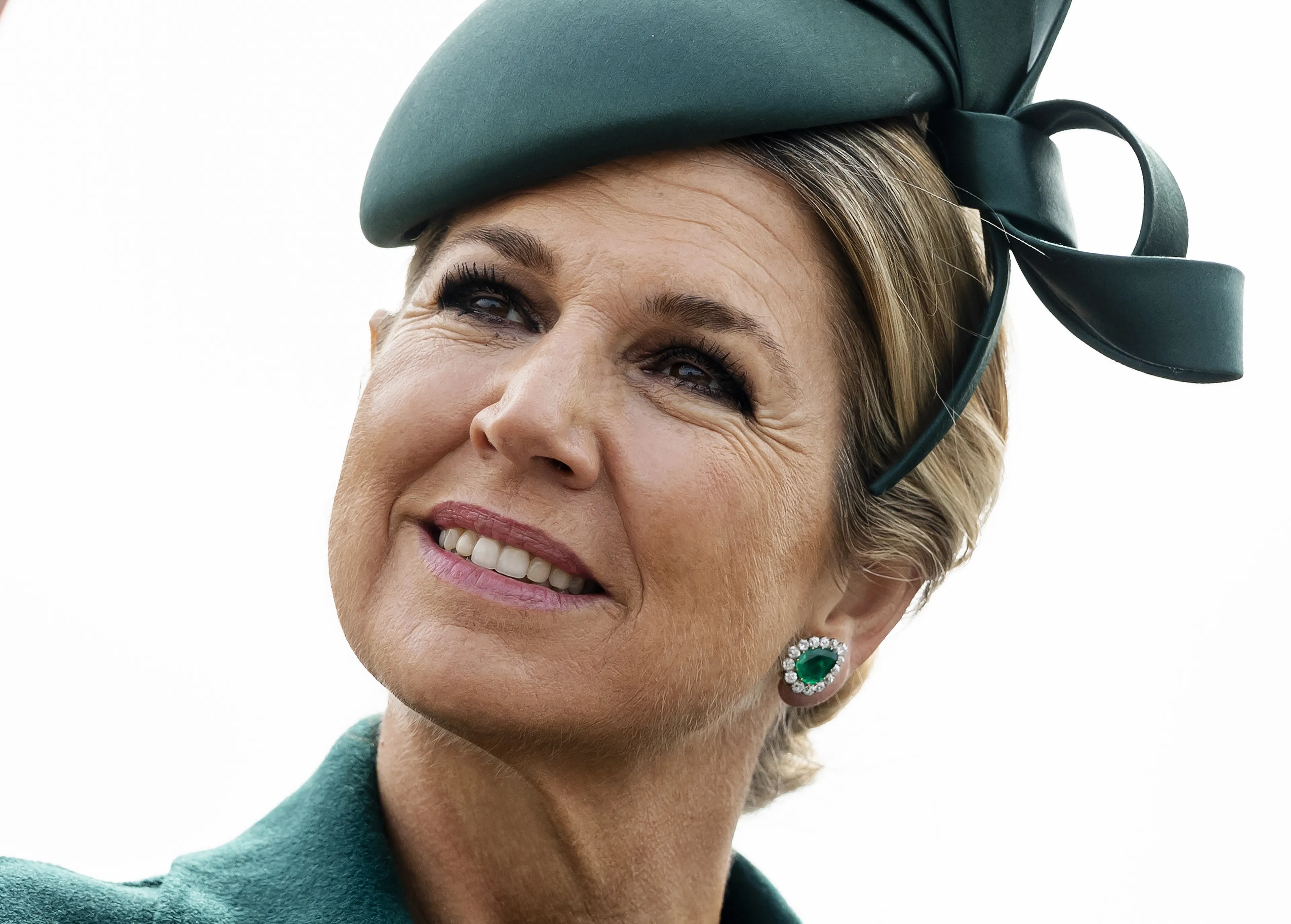 Het hoedje van de koningin is van Philip Treacy.