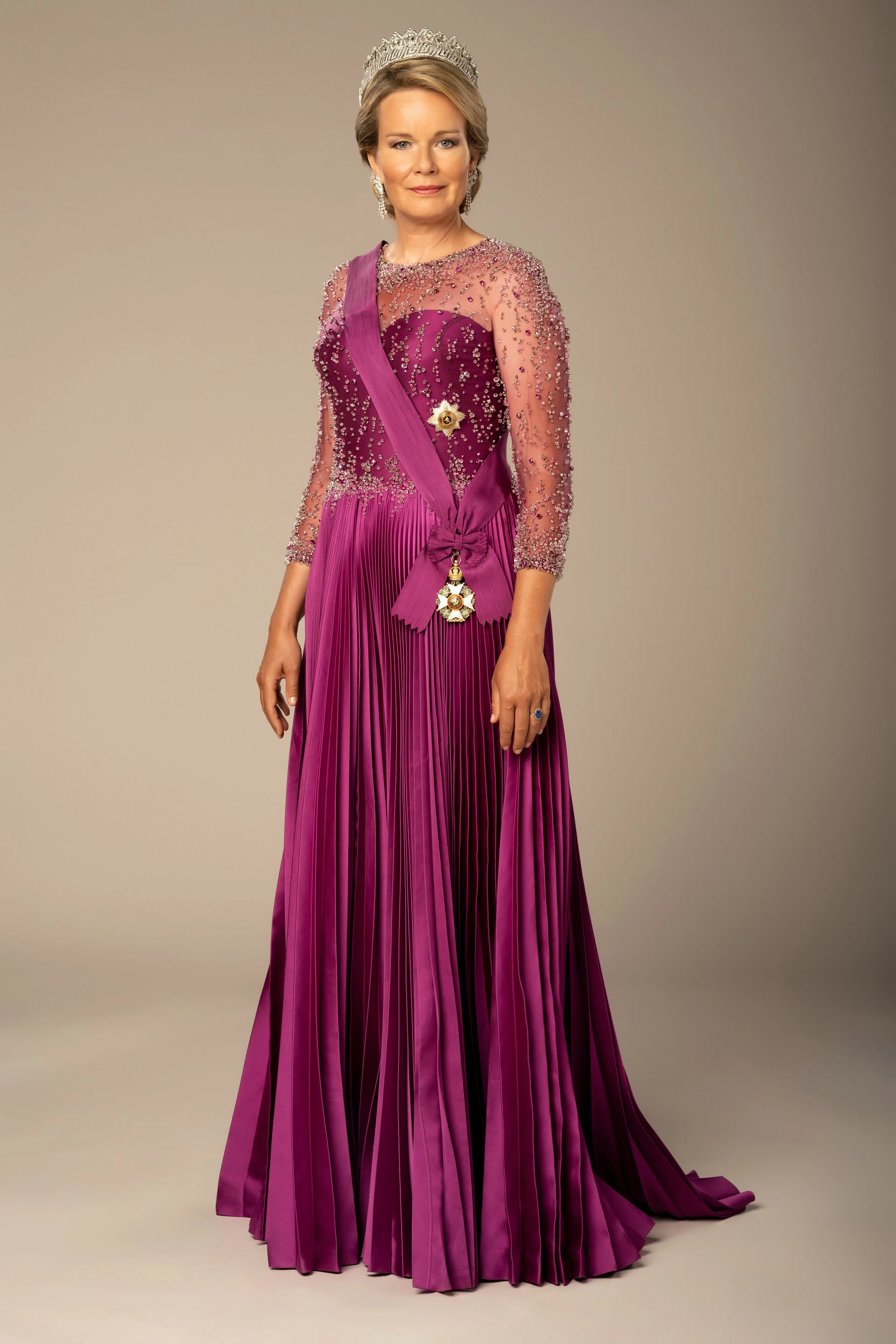 Koningin Mathilde poseert op een staatsieportret (2023).