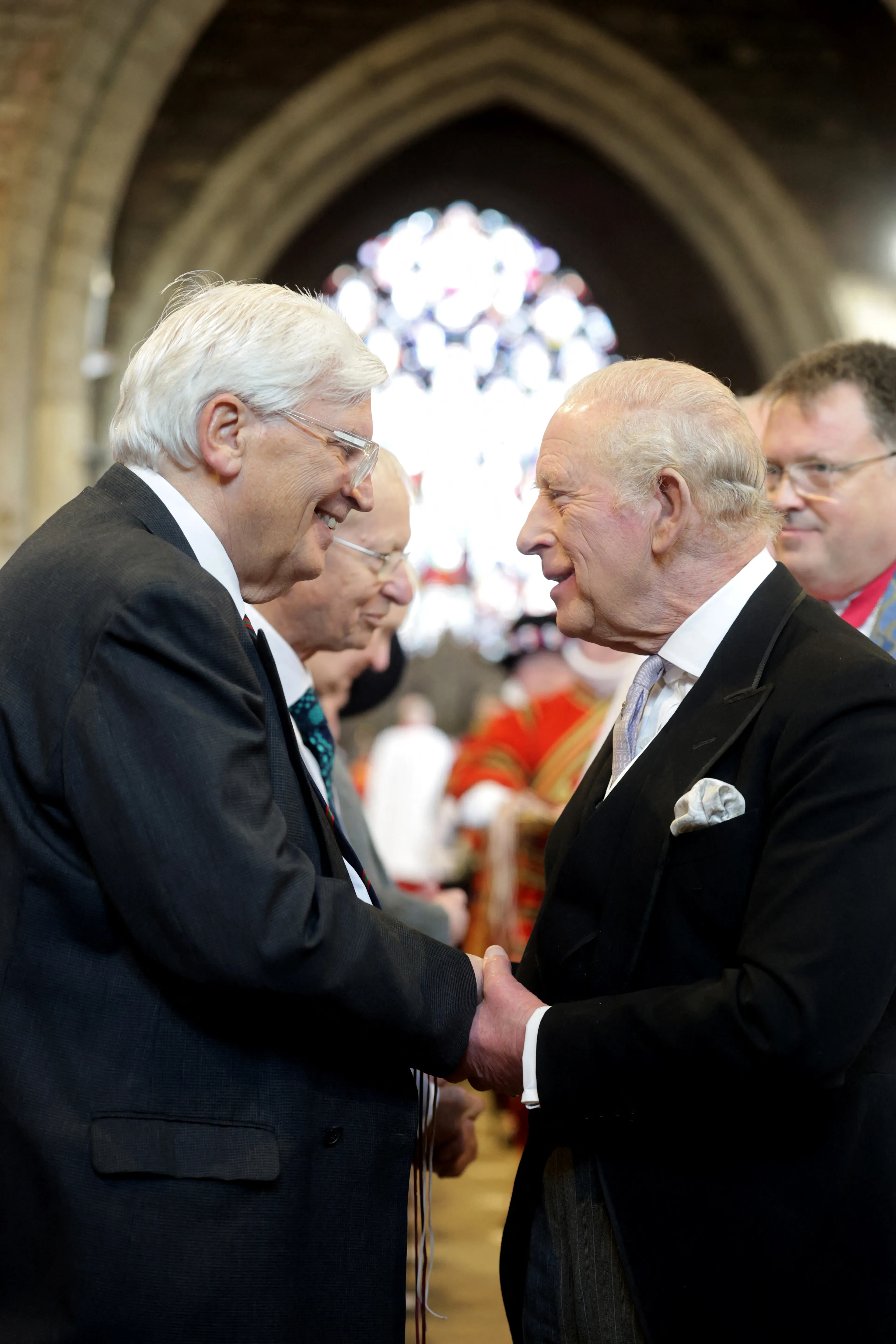 De koning ontmoet verschillende leden uit de gemeenschap.