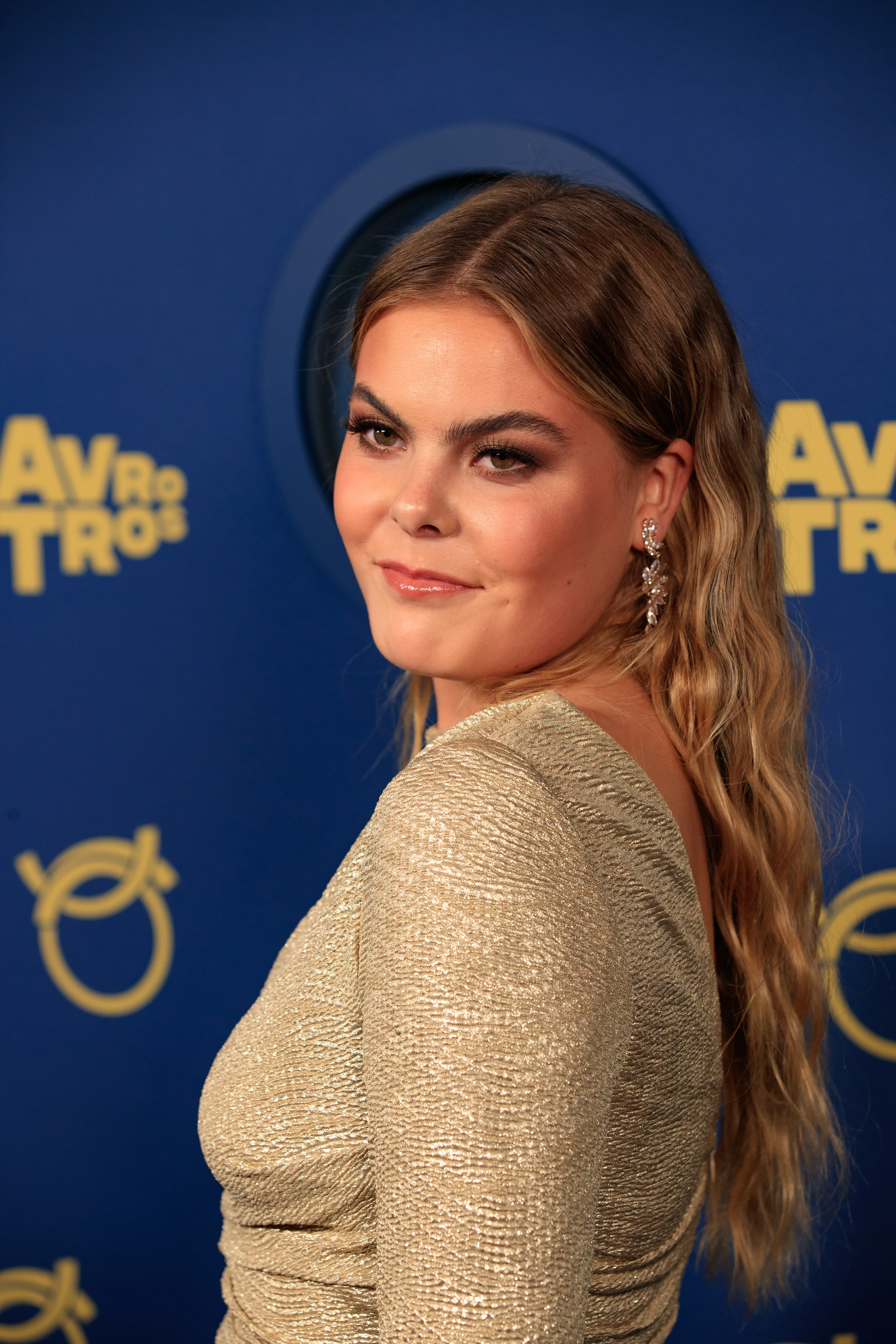 Ze schittert in het gouden ontwerp.