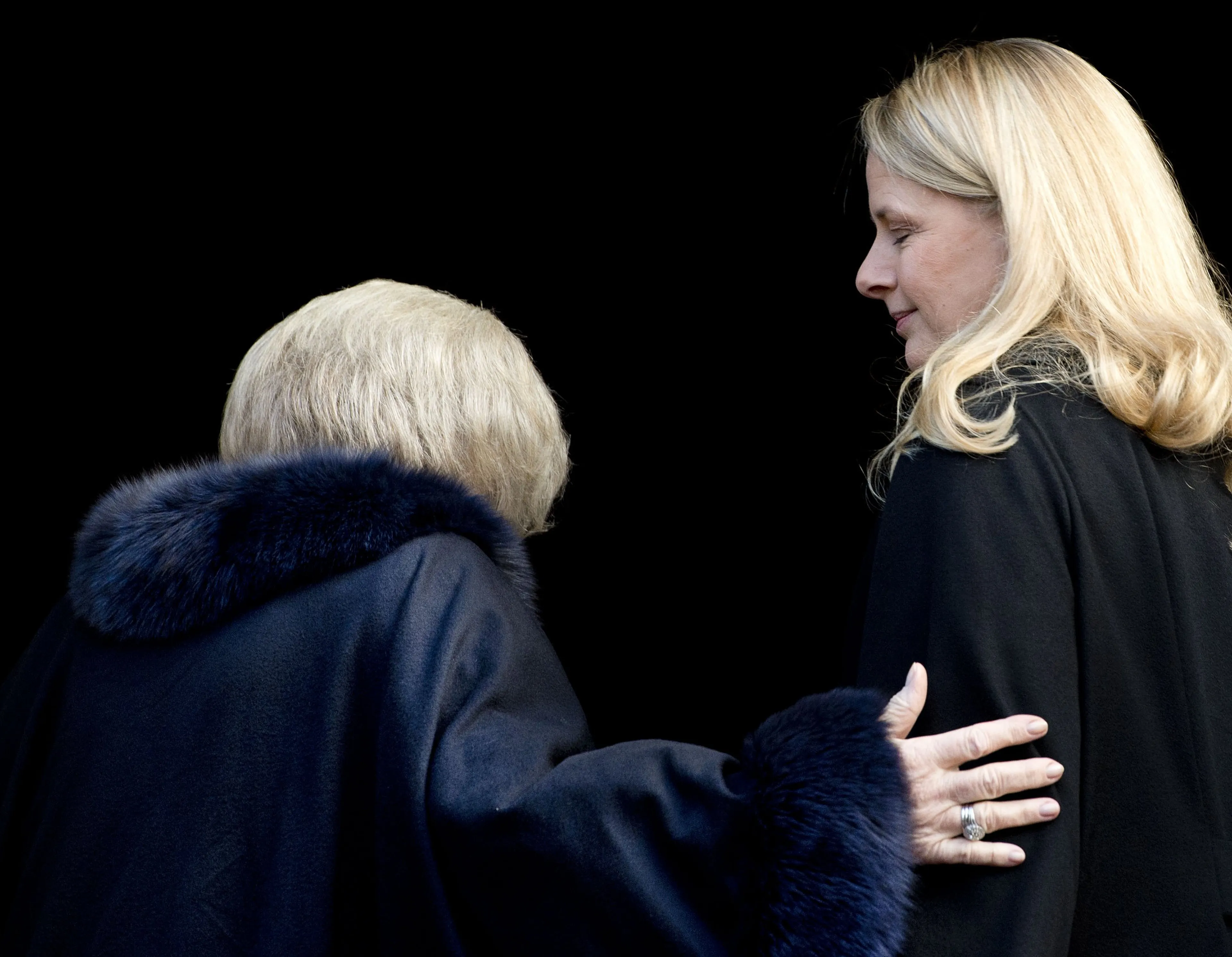 Toenmalig koningin Beatrix en prinses Mabel bij de uitreiking van de Prins Claus-prijs in december 2012.