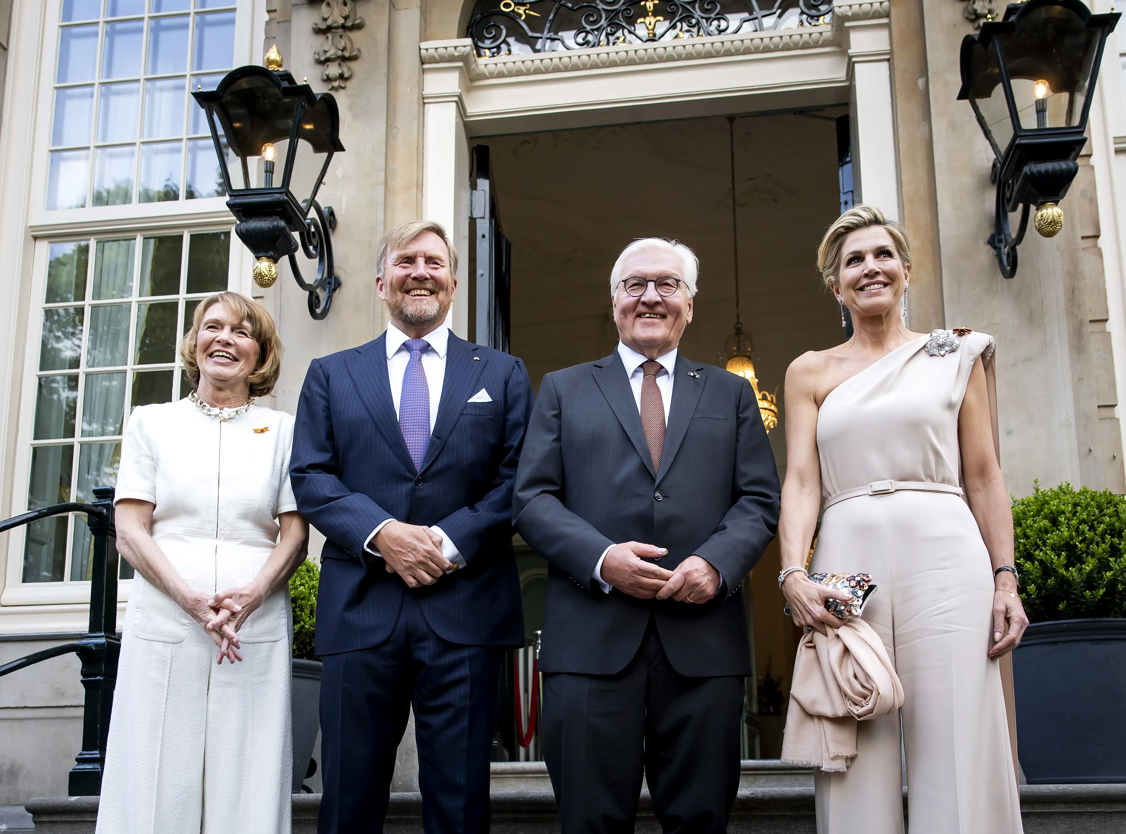 Elke Büdenbender, koning Willem-Alexander, de Duitse bondspresident Frank-Walter Steinmeier en koningin Máxima voorafgaand aan een muzikaal optreden en een receptie in de residentie van de Duitse ambassadeur.
