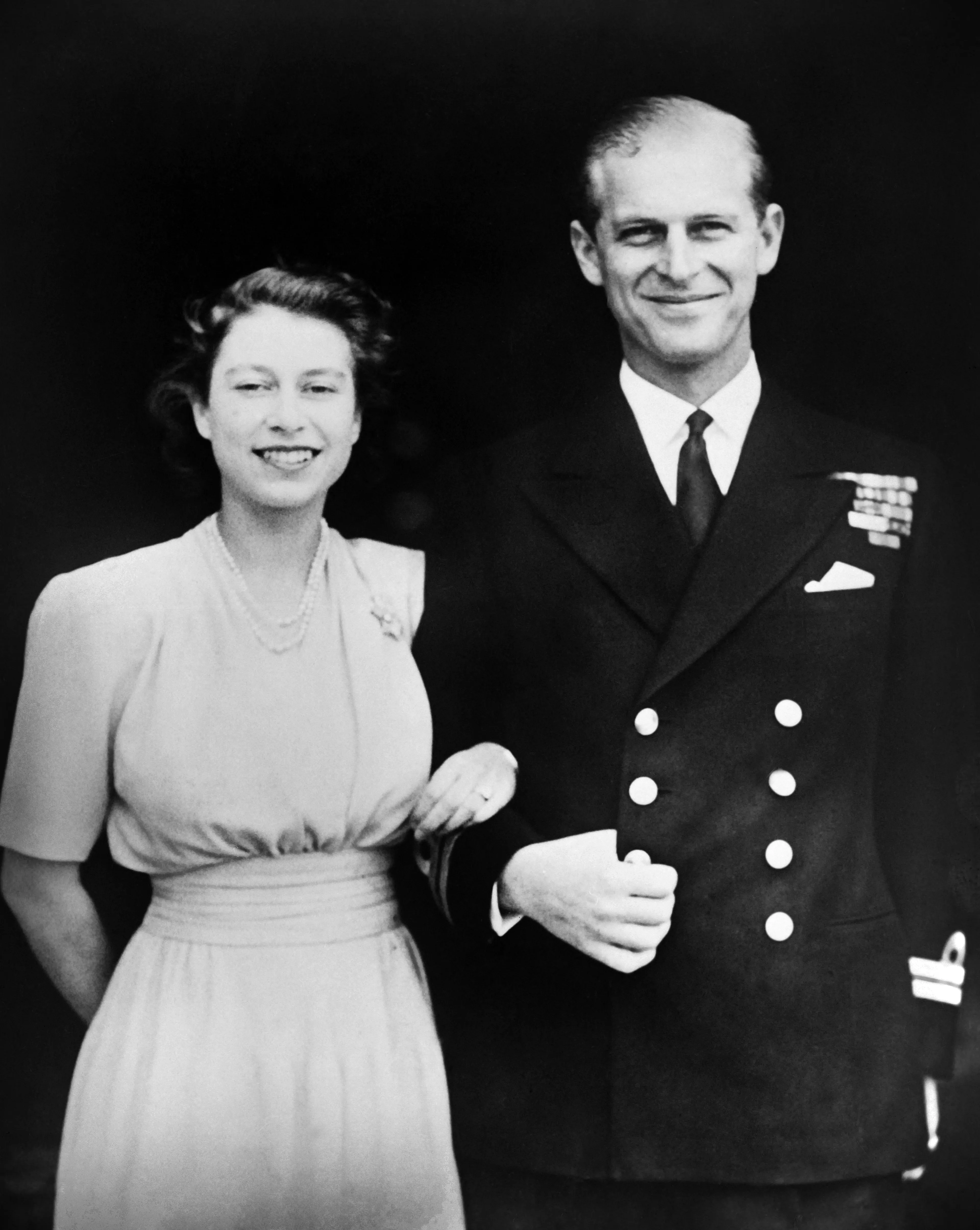 Juli 1947: het stel kondigt hun verloving aan.