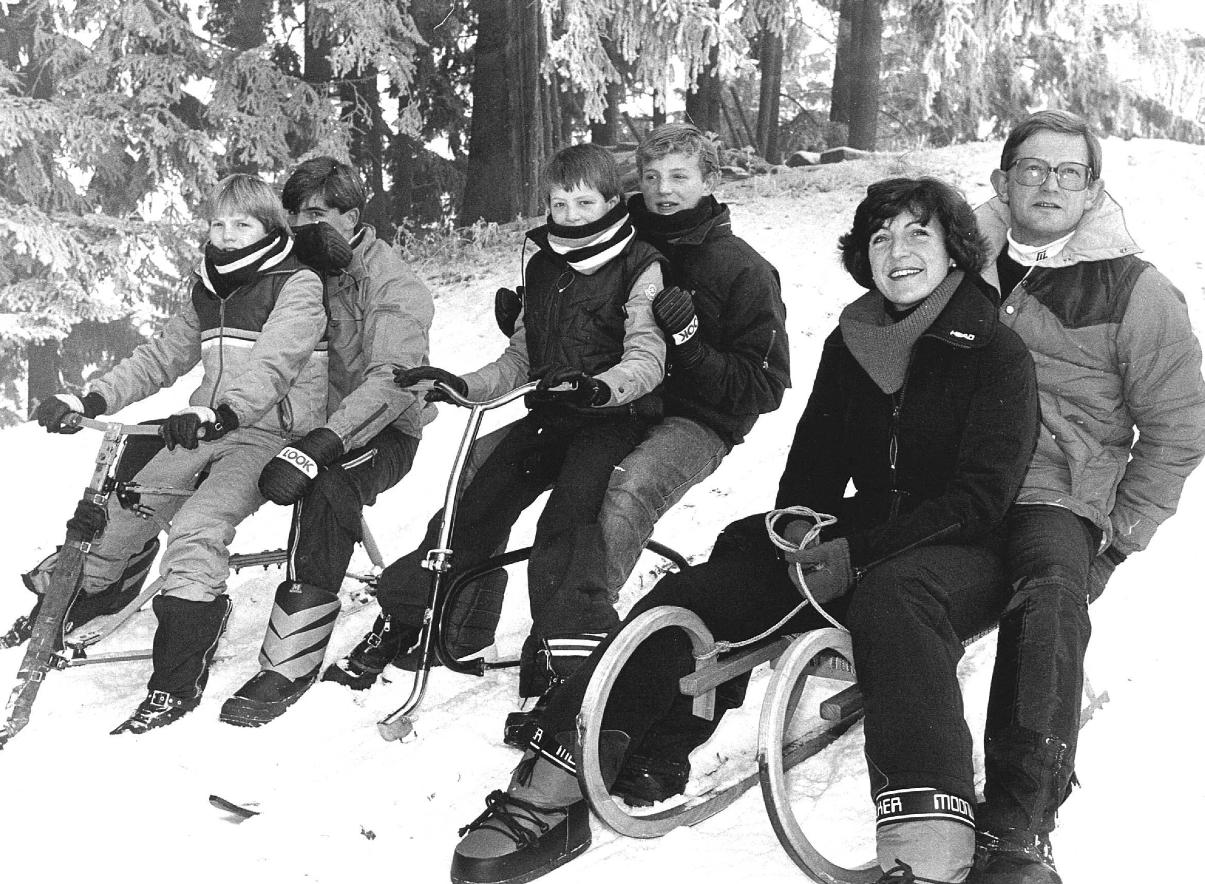 Pieter, Margriet en zoons op de slee (1984).