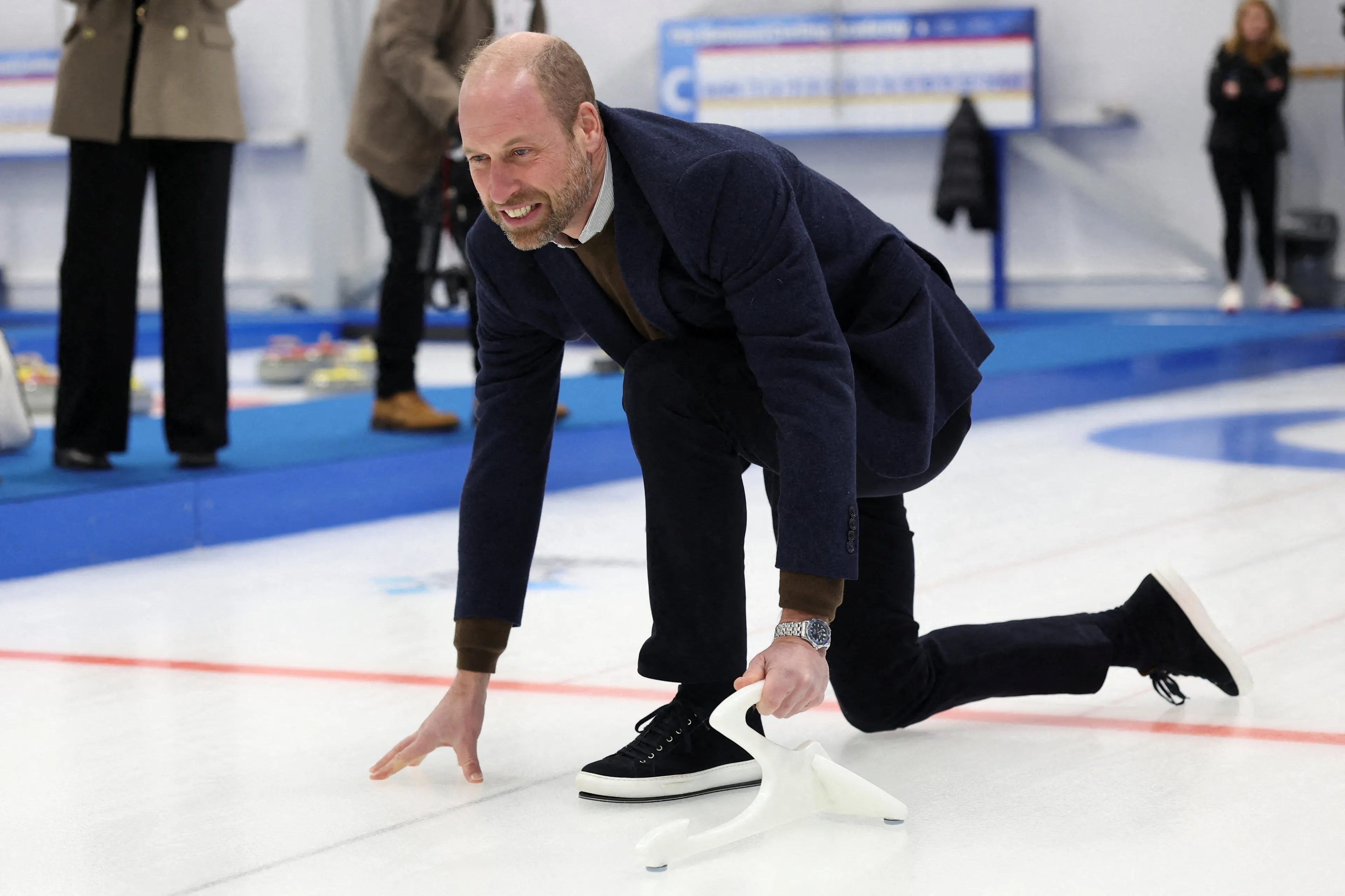 Prins William tijdens curling.