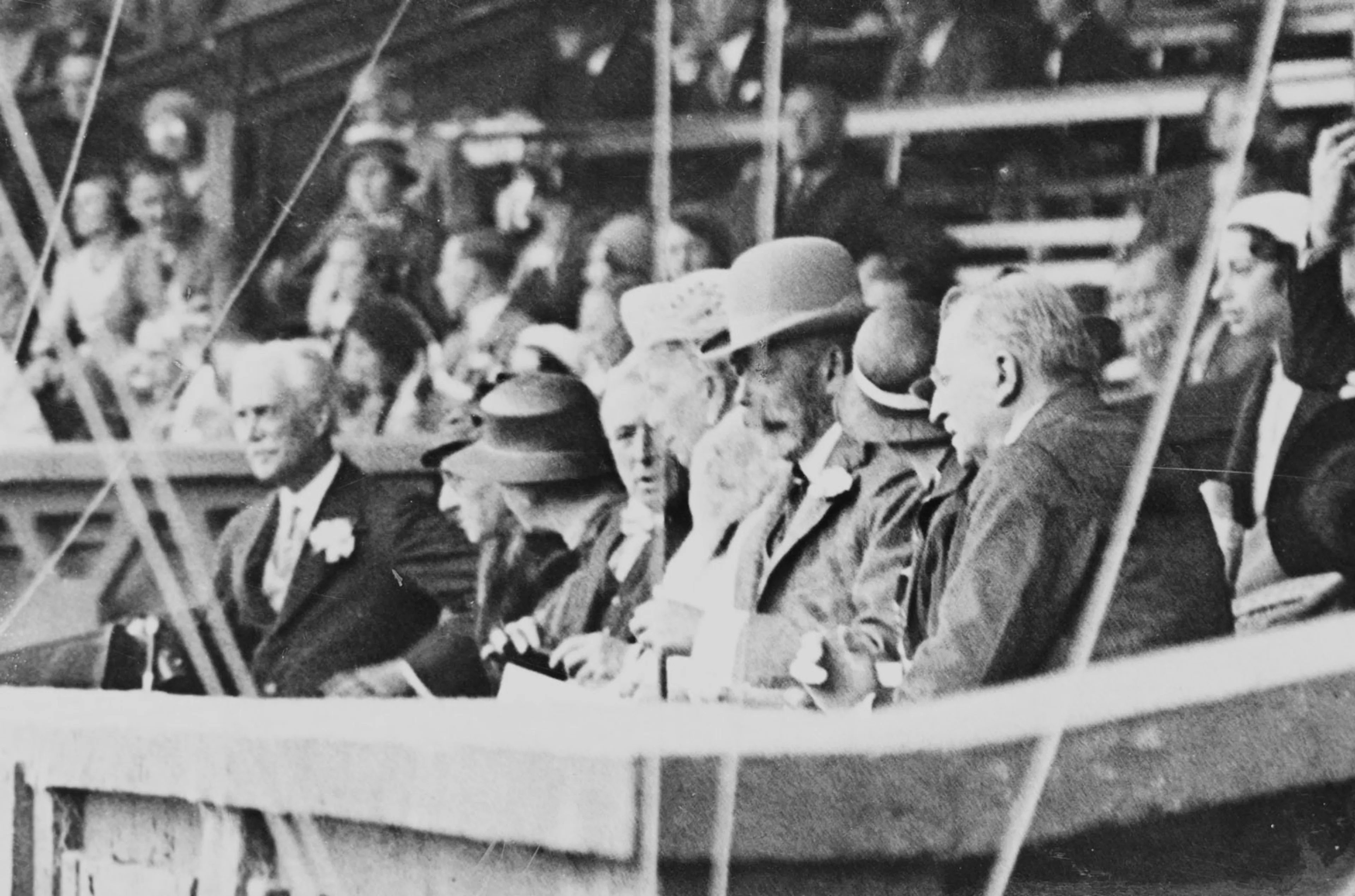 Archieffoto van de Britse royals op de tribune bij Wimbledon. Op de foto zijn koning George V en koningin Mary te zien.