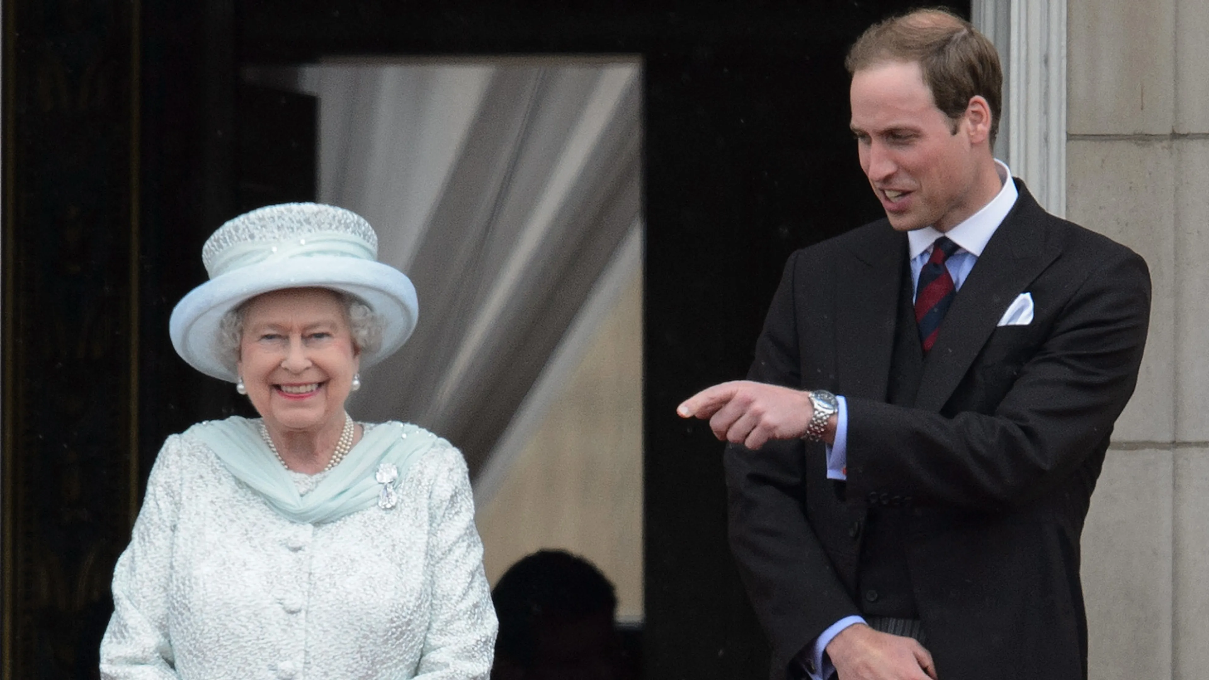 Zó hecht was prins William met zijn grootmoeder koningin Elizabeth