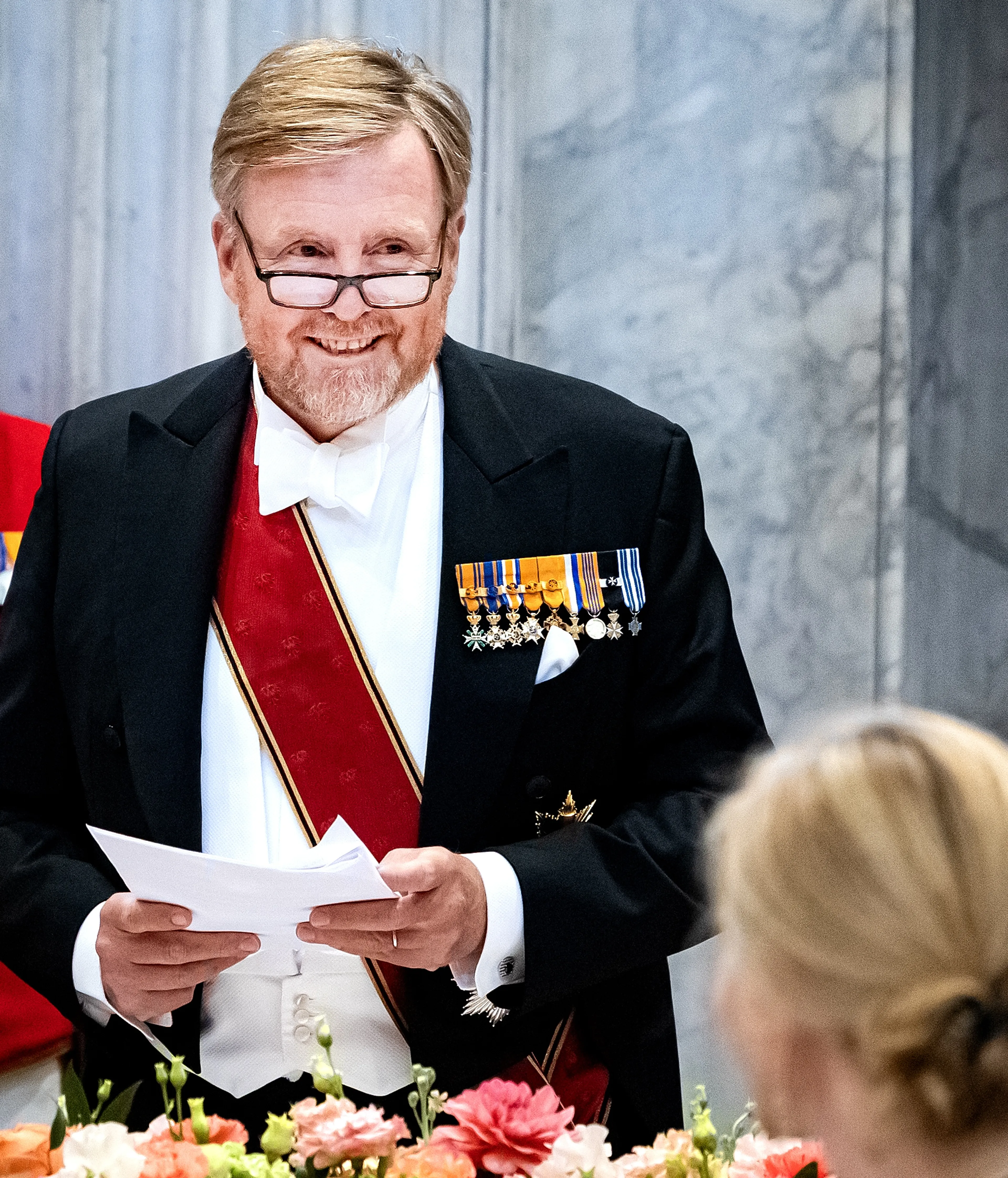 De koning houdt een toespraak.