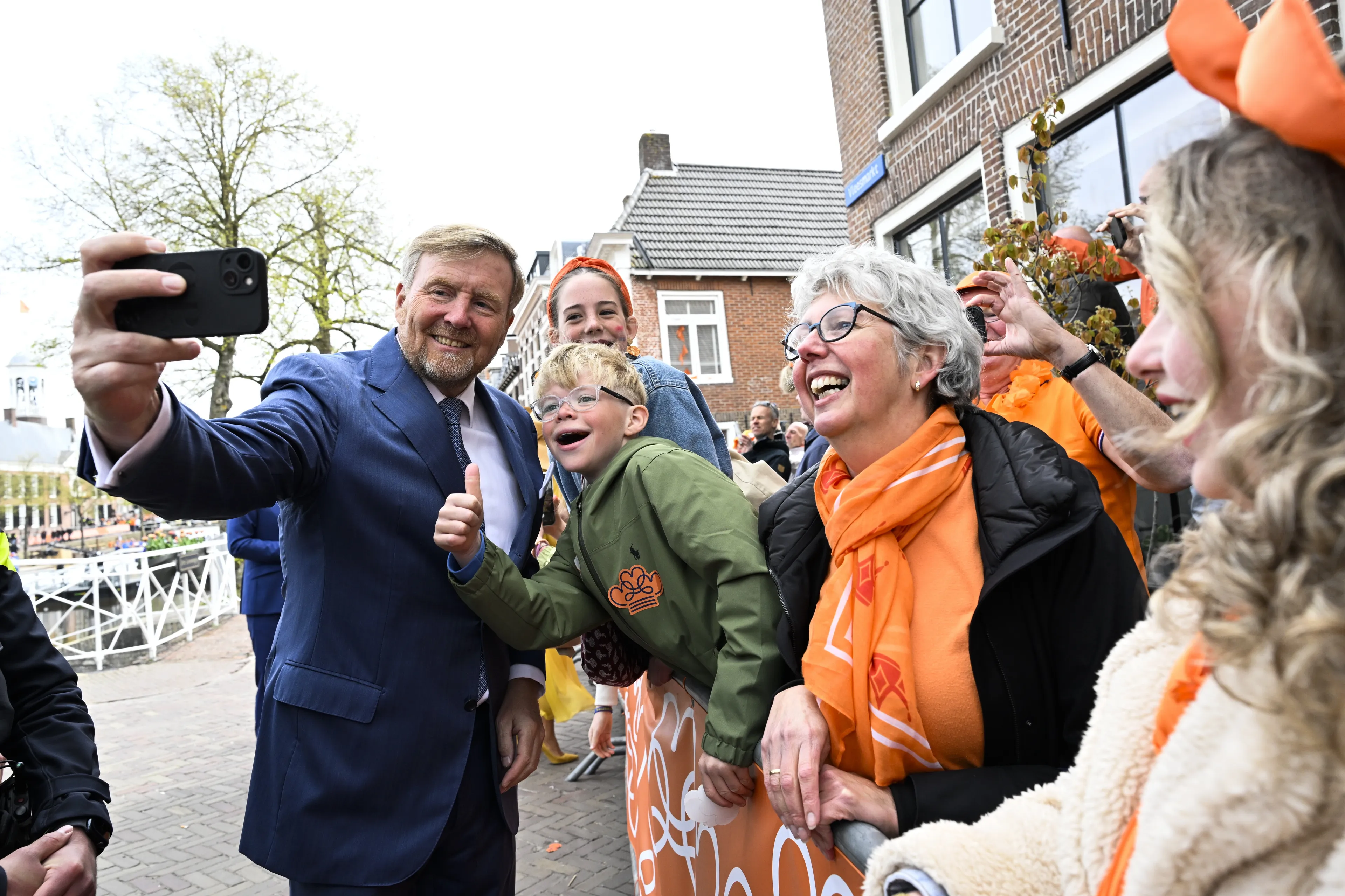 Op de foto met fans langs de route.
