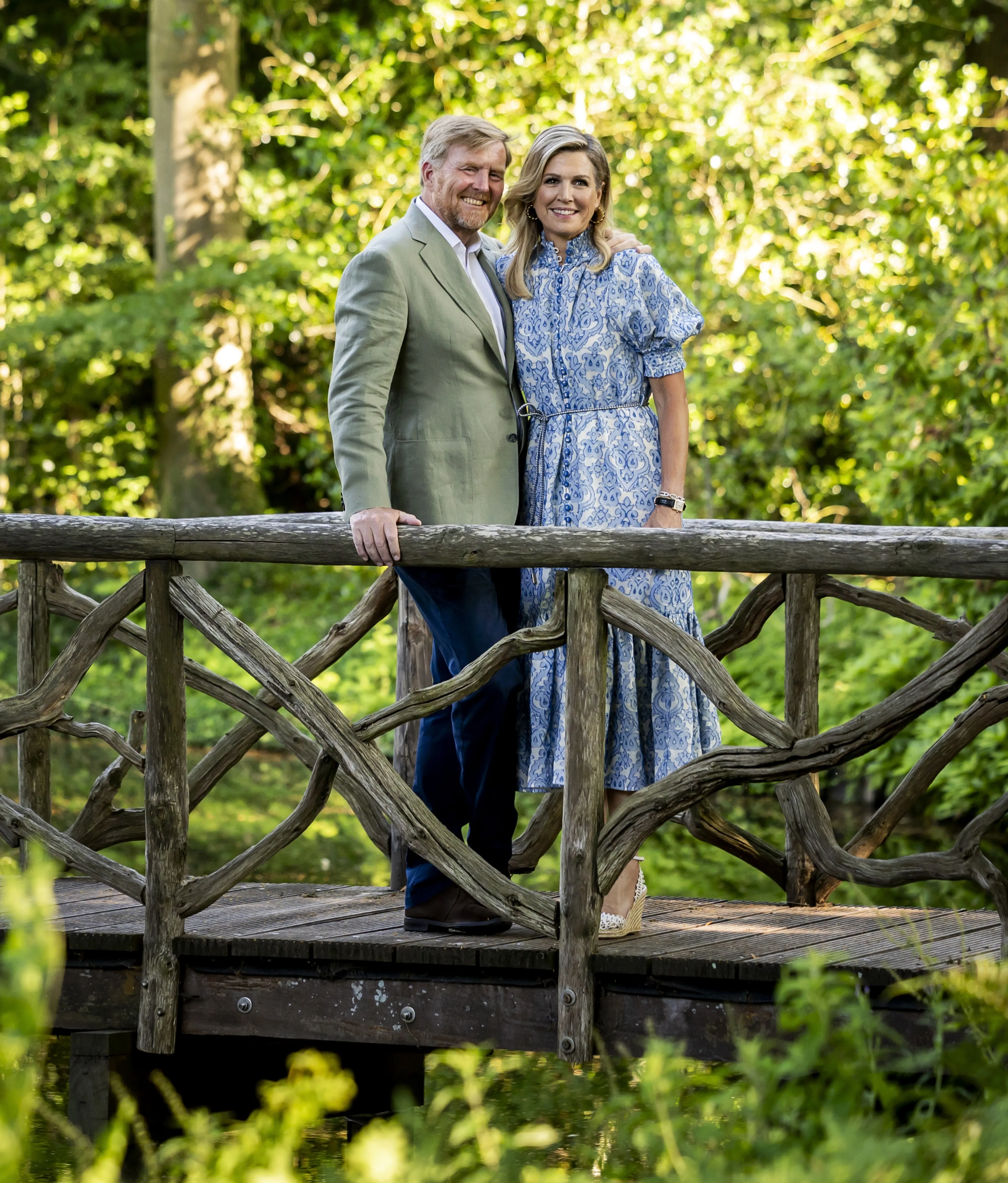 Onder de jurk draagt ze sleehakken.