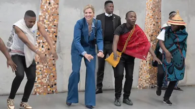 Video: koningin Máxima schudt haar heupen los in Zuid-Afrika