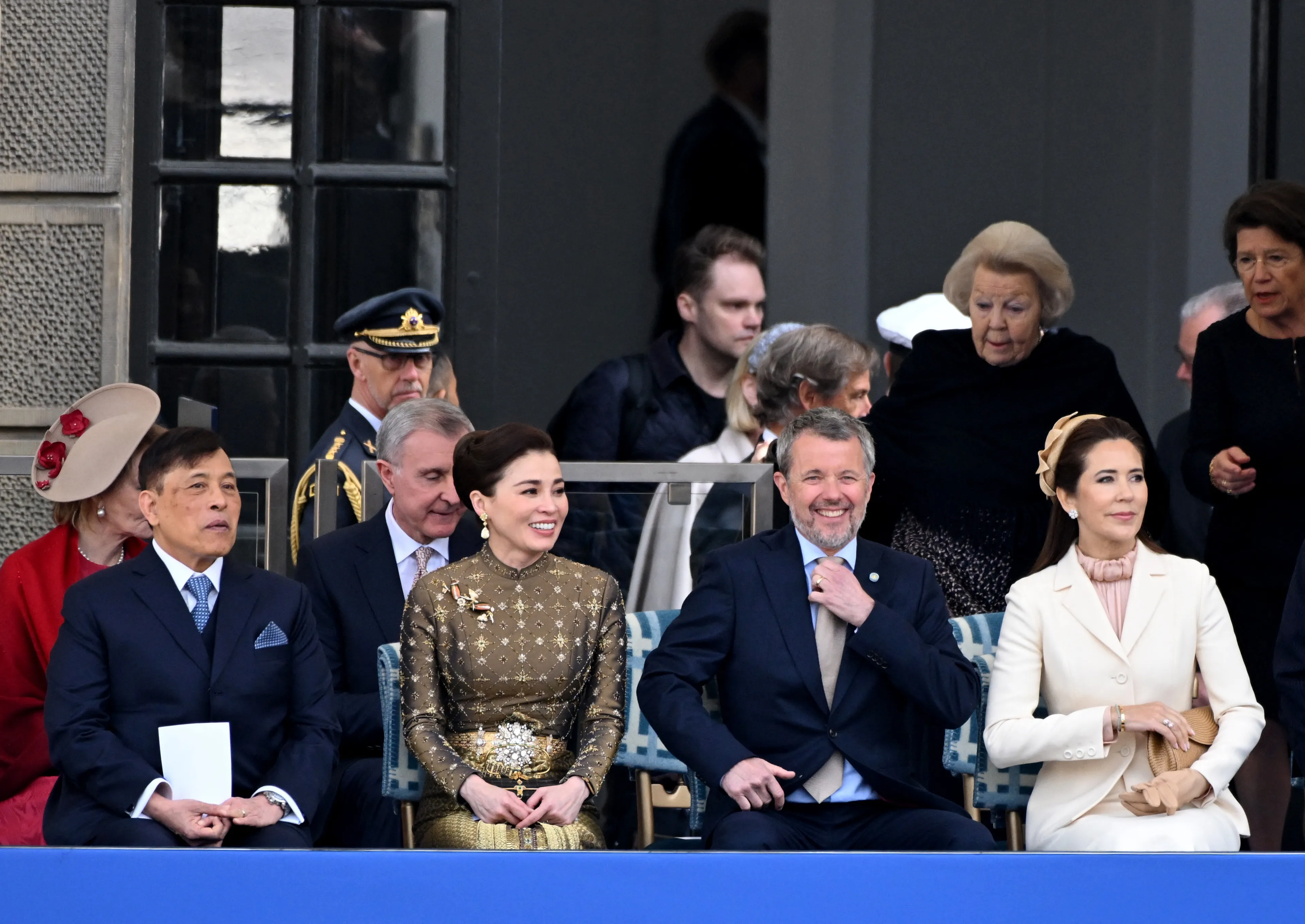 Achter koning Frederik neemt prinses Beatrix haar zitplaats in.