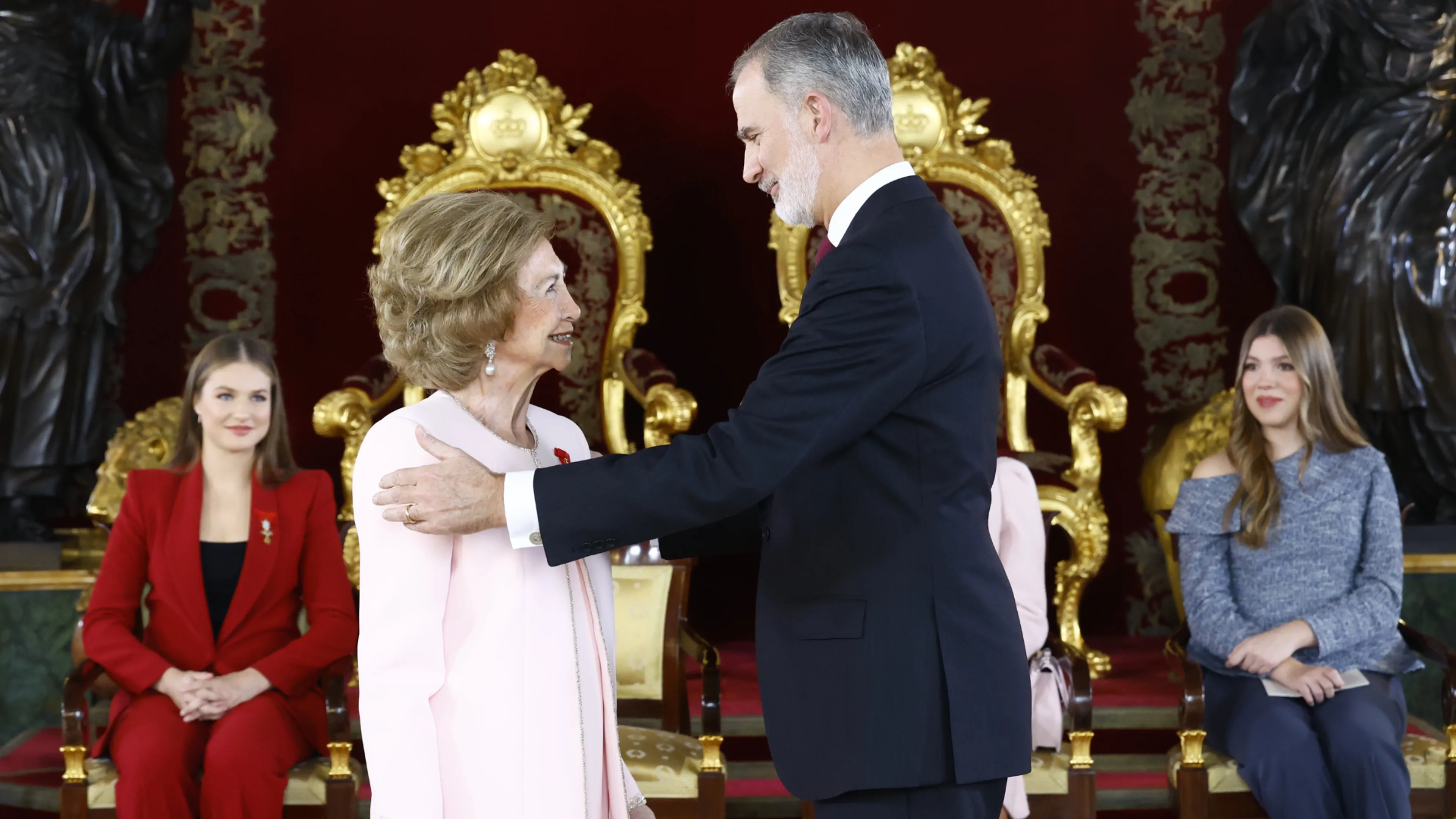 Bijzonder moment voor moeder en zoon: Felipe reikt onderscheiding uit aan Sofía