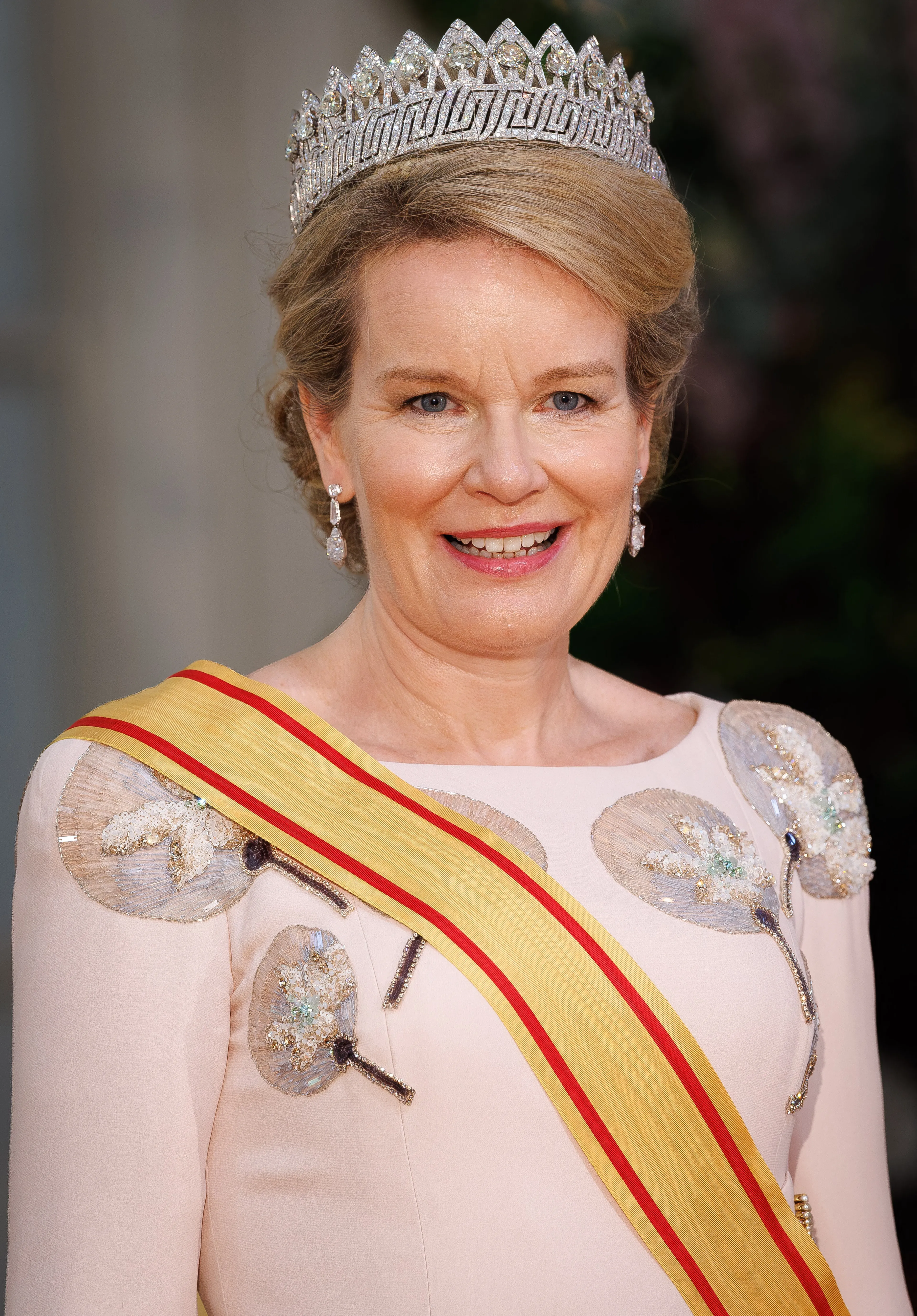 Tijdens het staatsbanket met Japan koos de koningin voor een klassieke chignon.