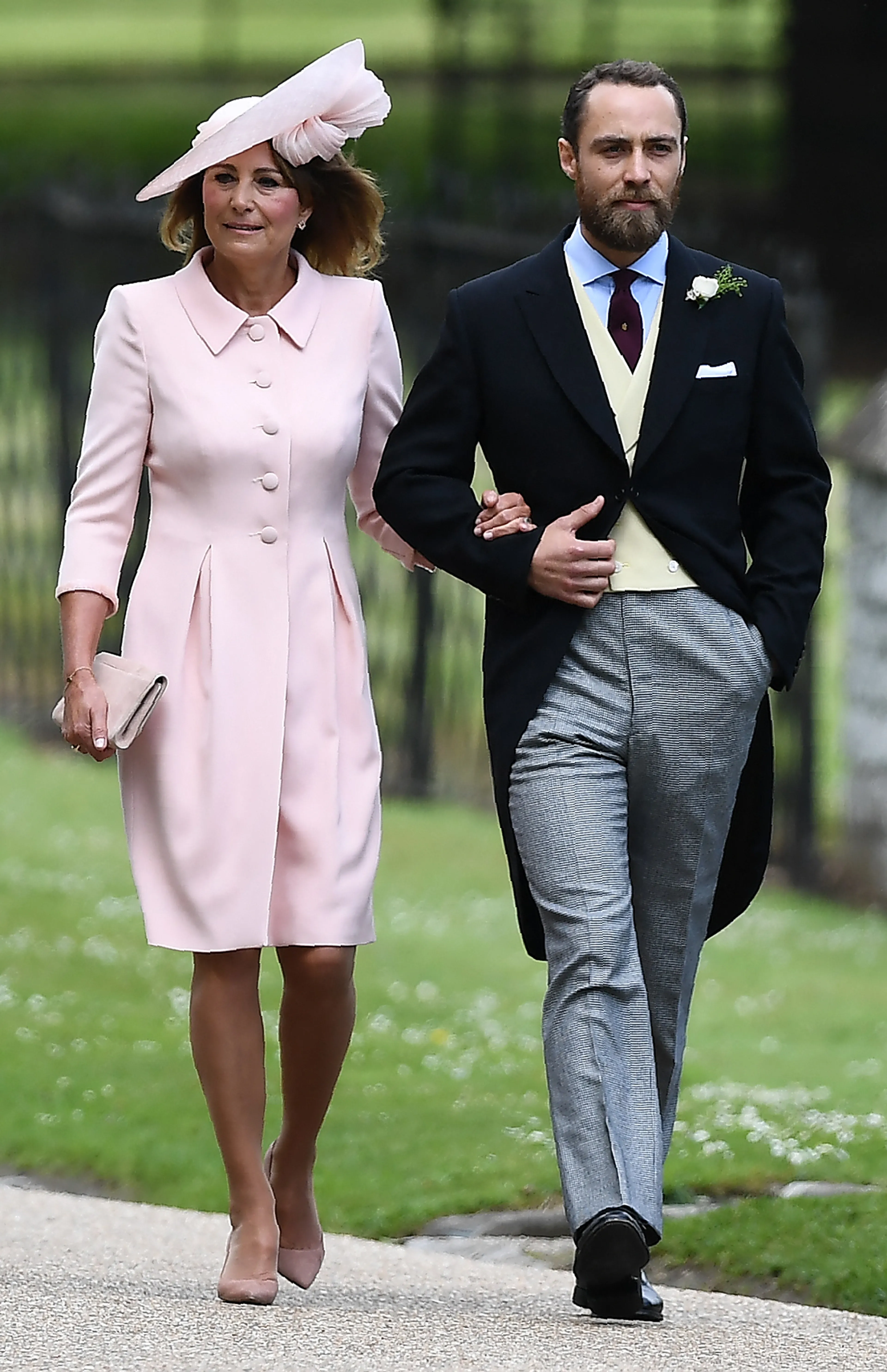 Carole Middleton met haar zoon James op het huwelijk van haar dochter Pippa in 2017.