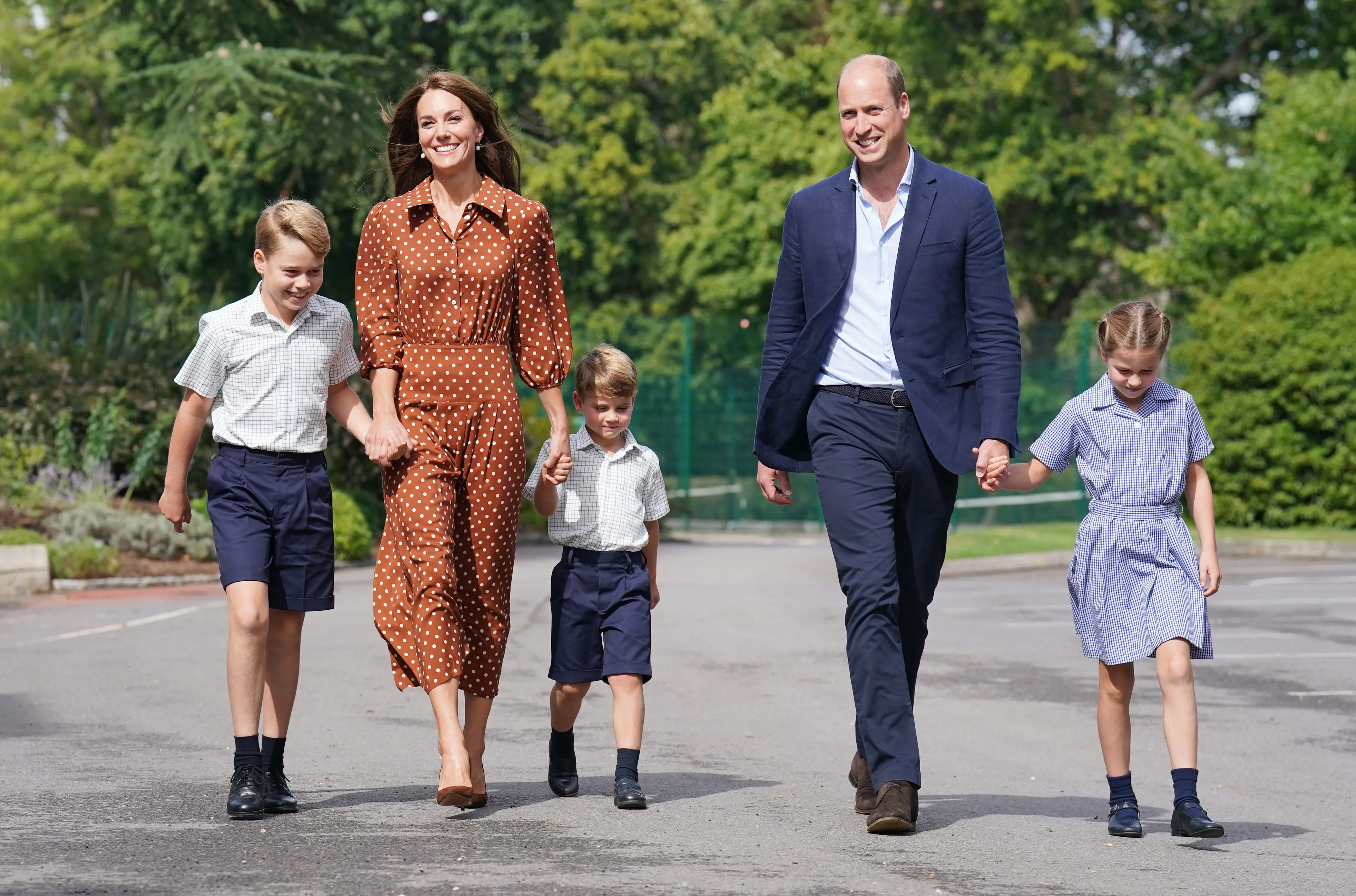 Een bruine jurk met stippen voor de eerste schooldag van prins Louis (2022).