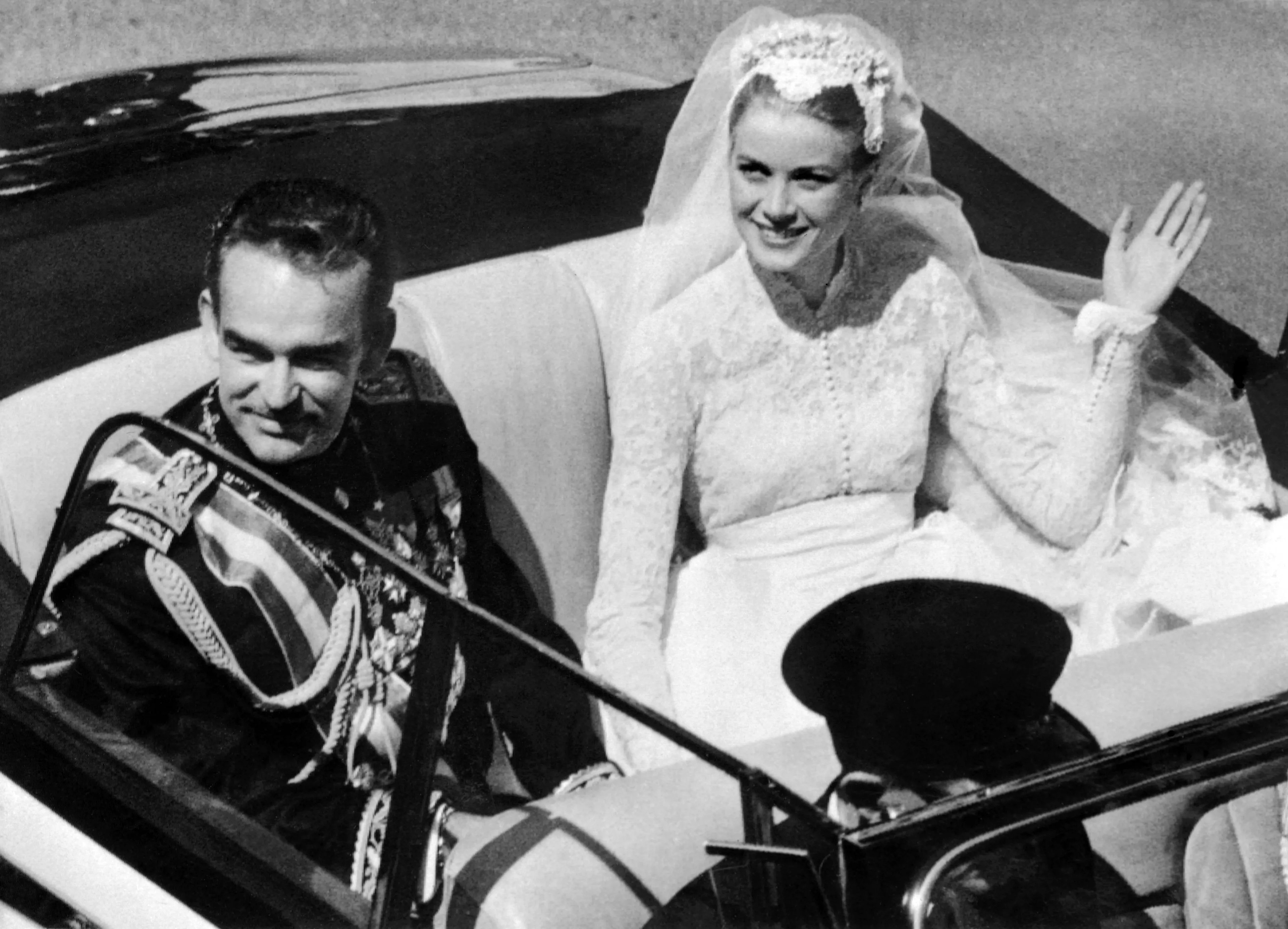 Prins Rainier en prinses Grace op hun huwelijksdag (1956).