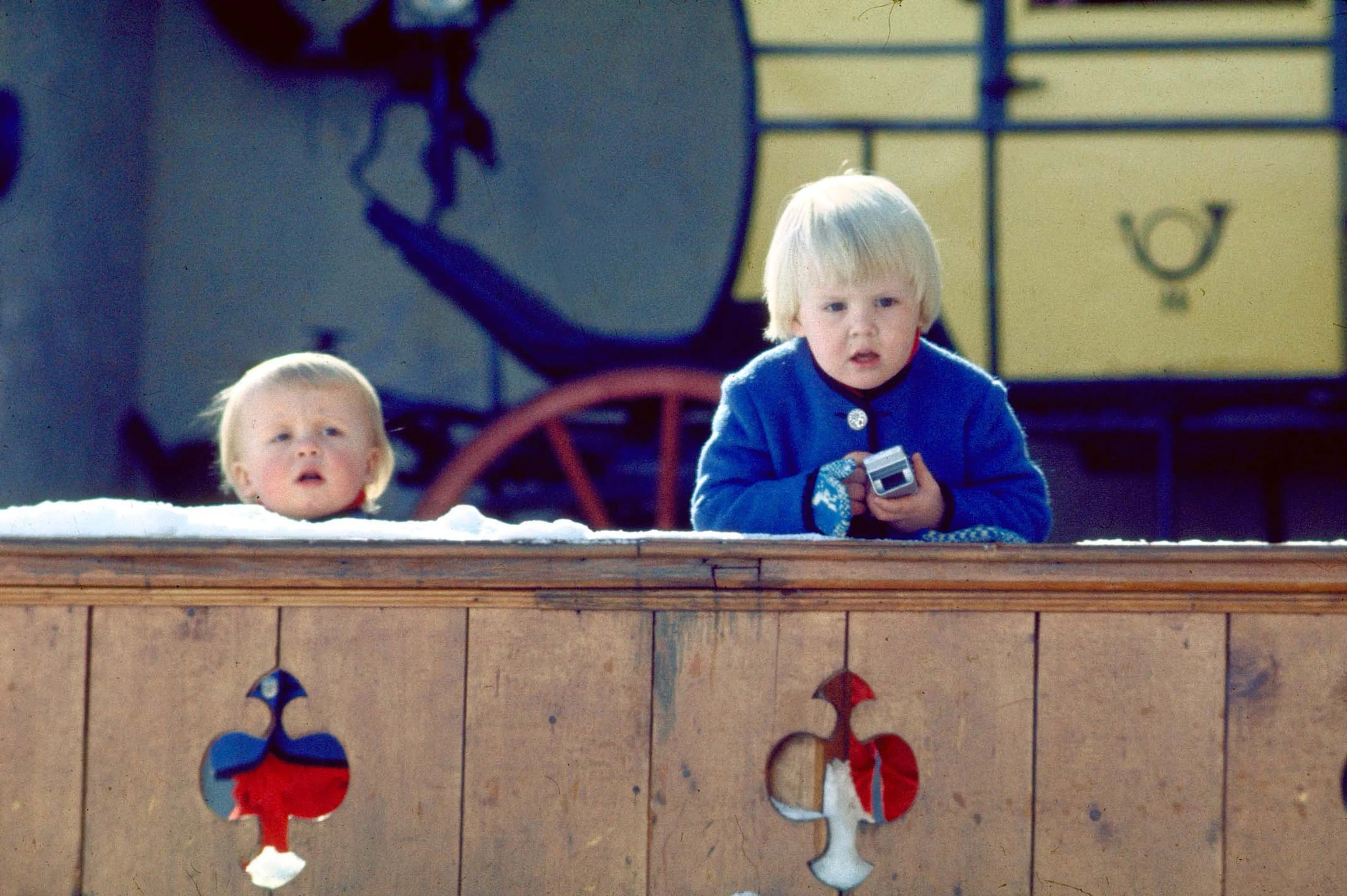 De prinsjes Willem-Alexander en Friso kijken vanuit het hotel naar de piste.