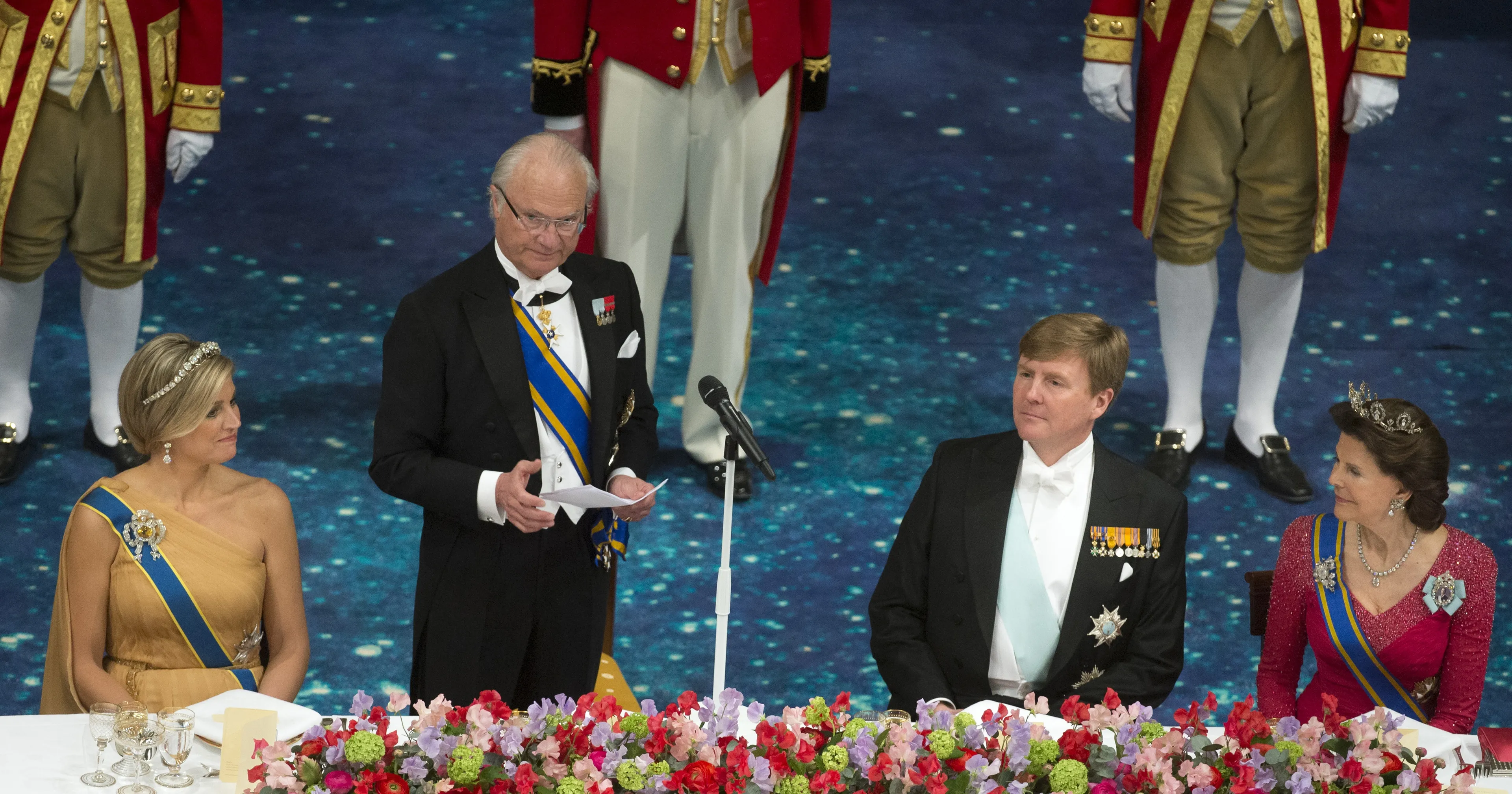 Koningin Máxima draagt de diamanten strikbroche met een citrien (2014).