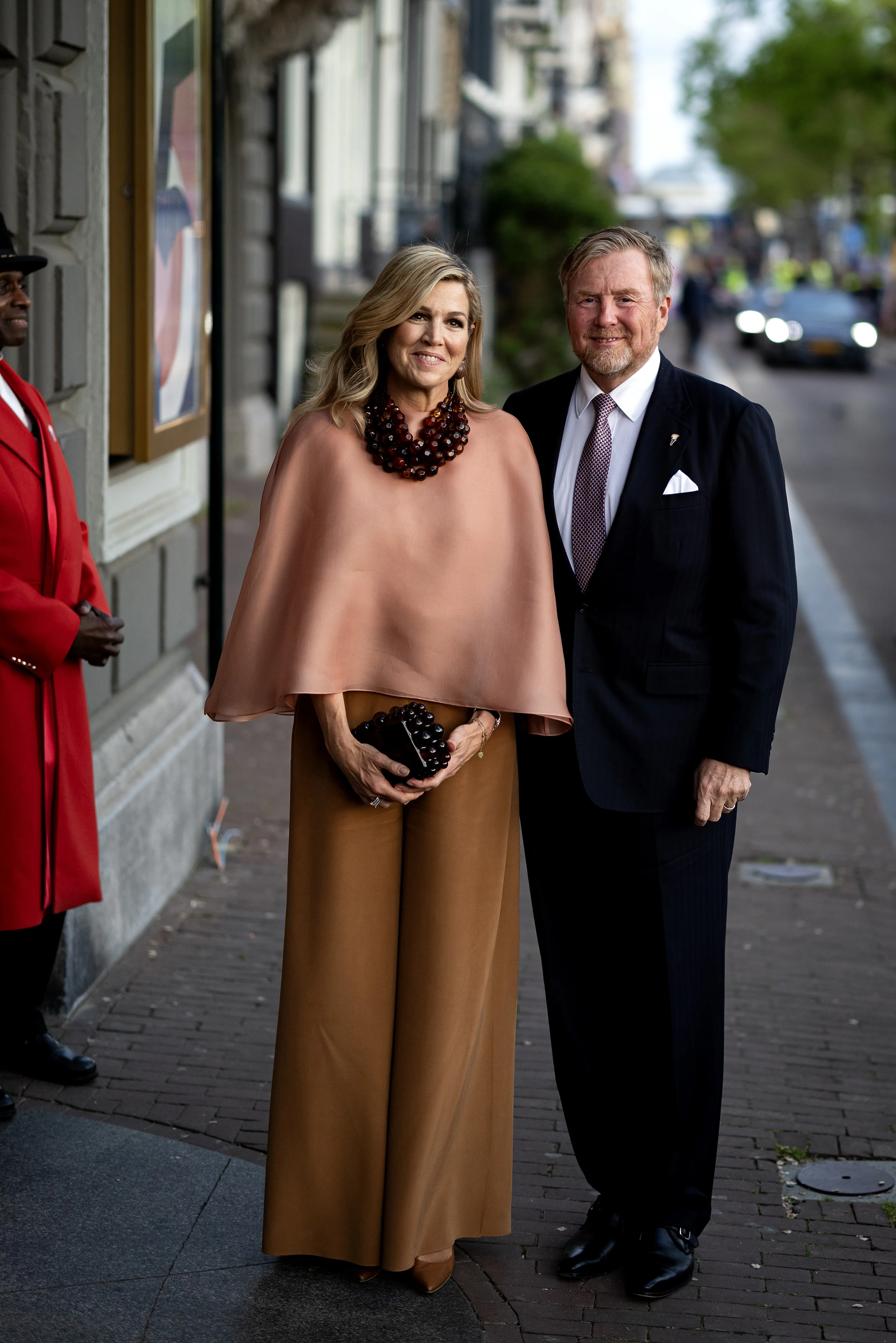 Het koningspaar arriveert bij Koninklijk Theater Carré.