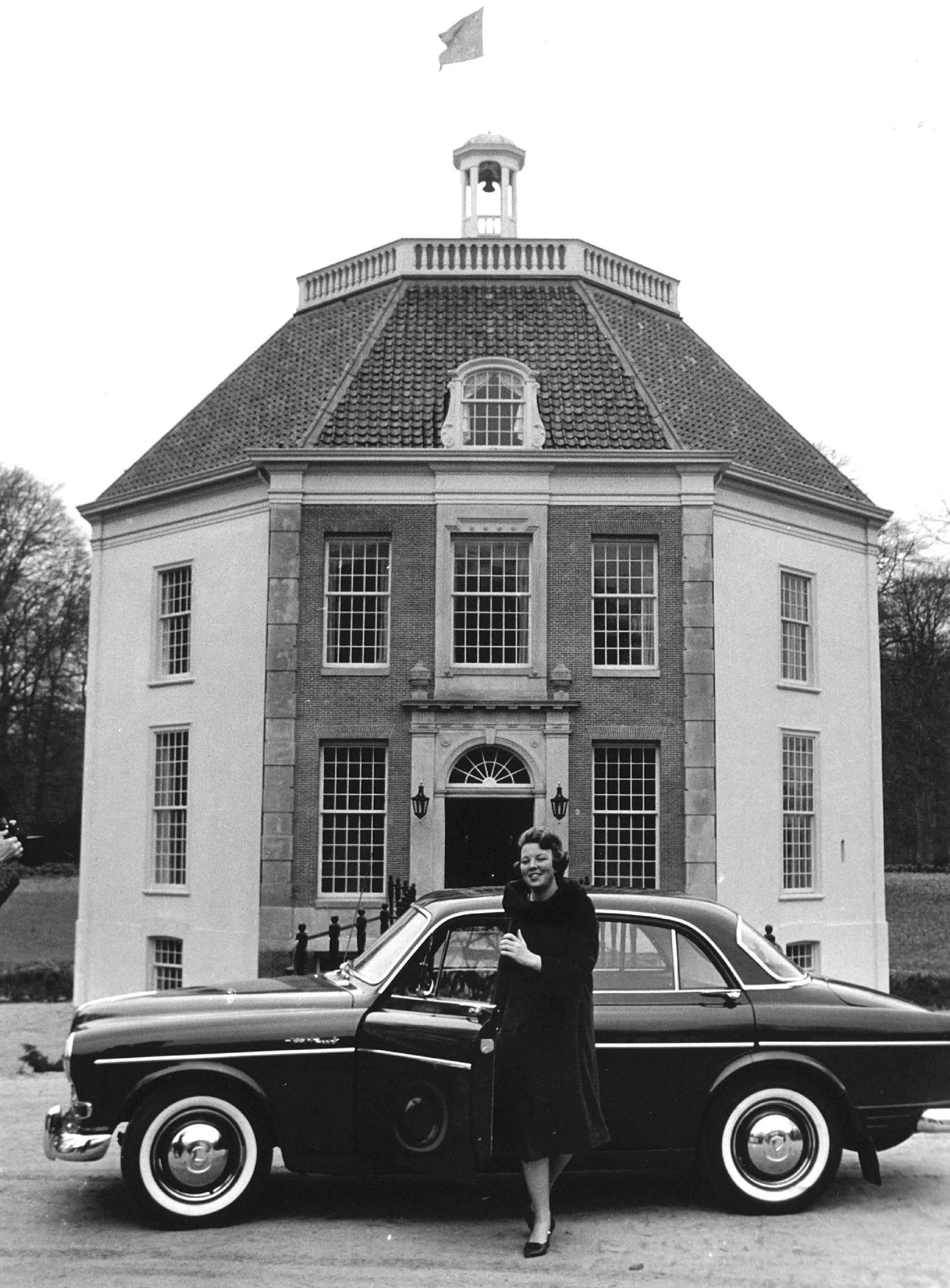 Prinses Beatrix stapt uit haar auto voor het kasteel (1963).