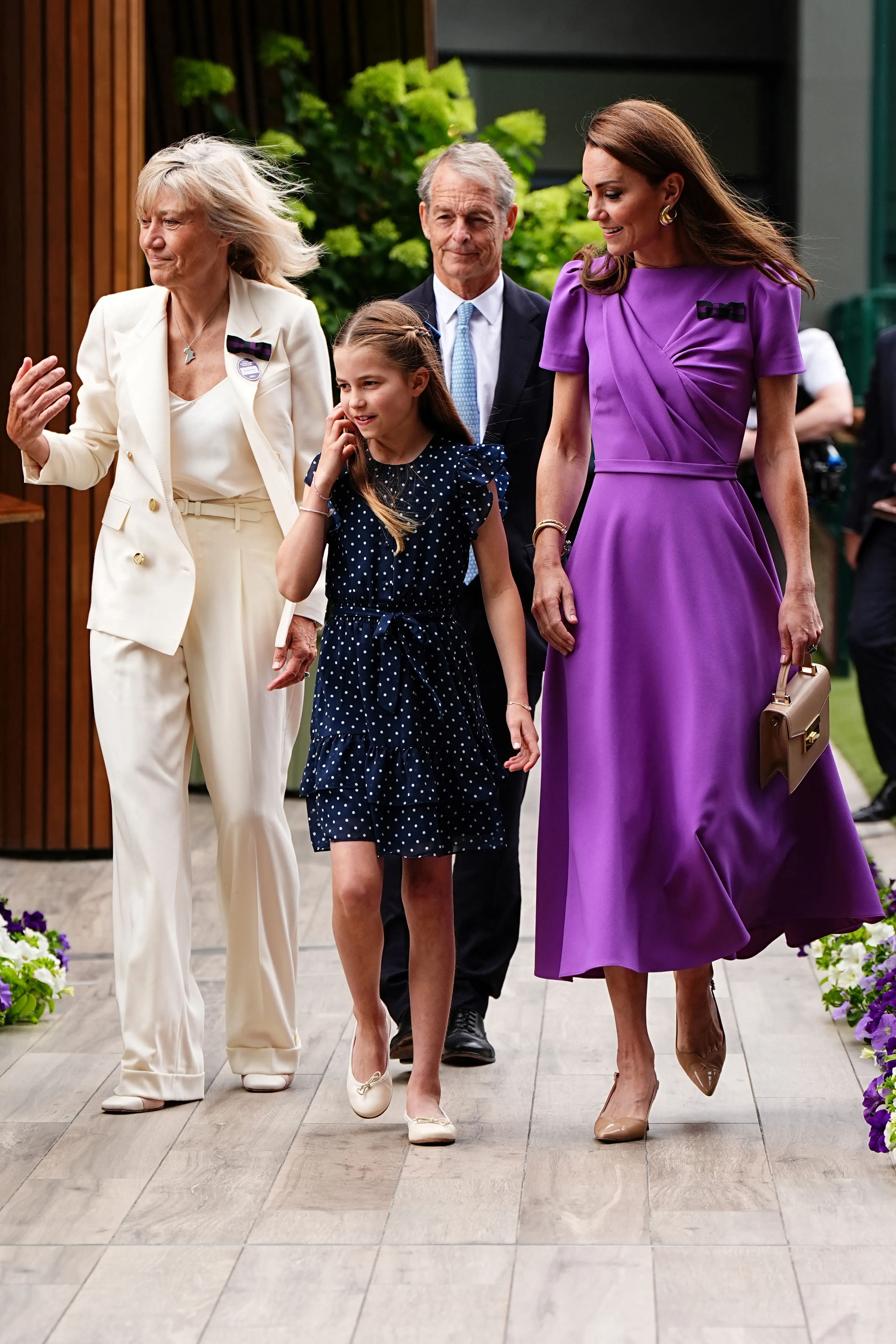 De prinses draagt de jurk voor het tennistoernooi.
