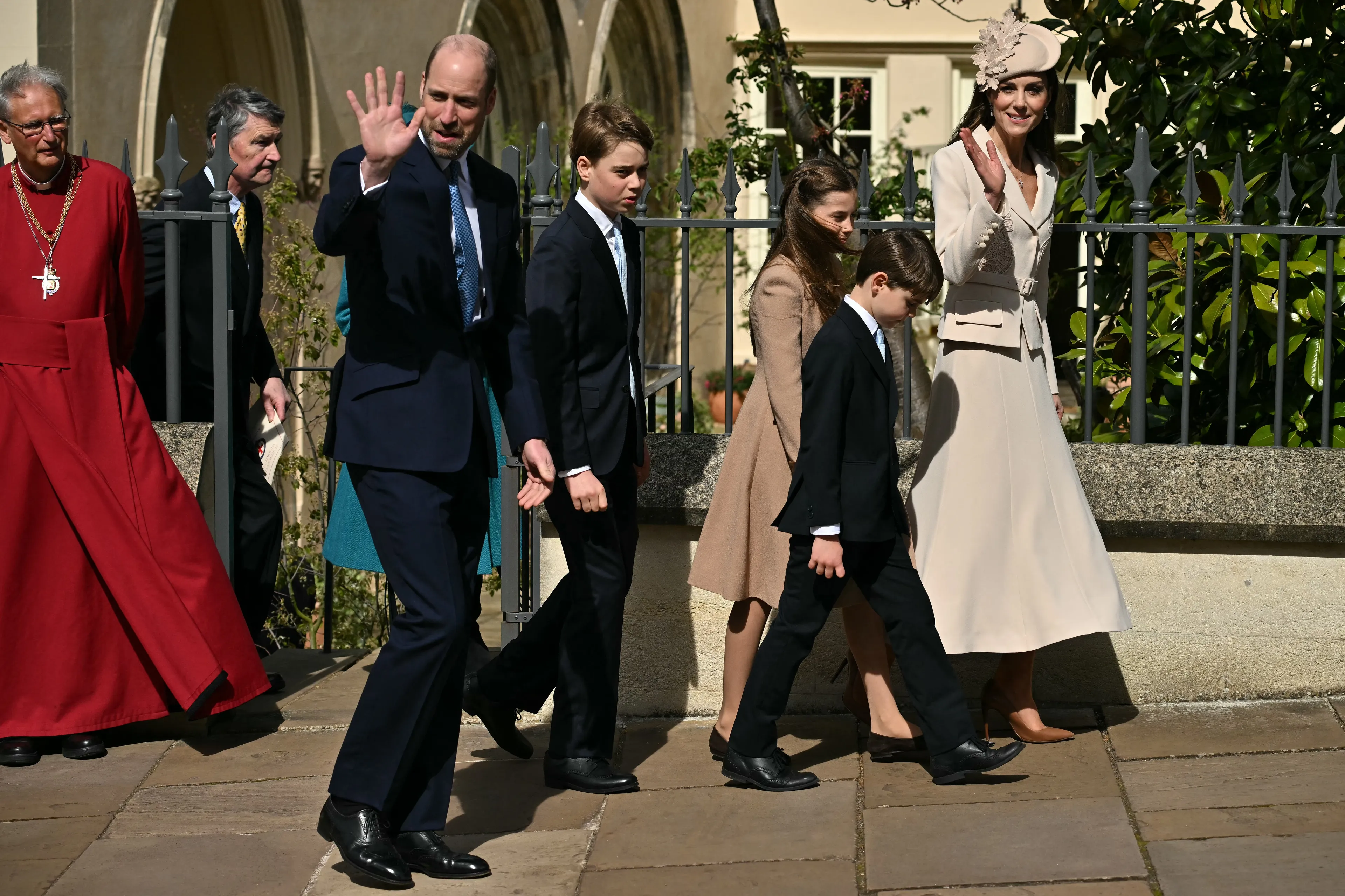 Het gezin verlaat de kerk weer.