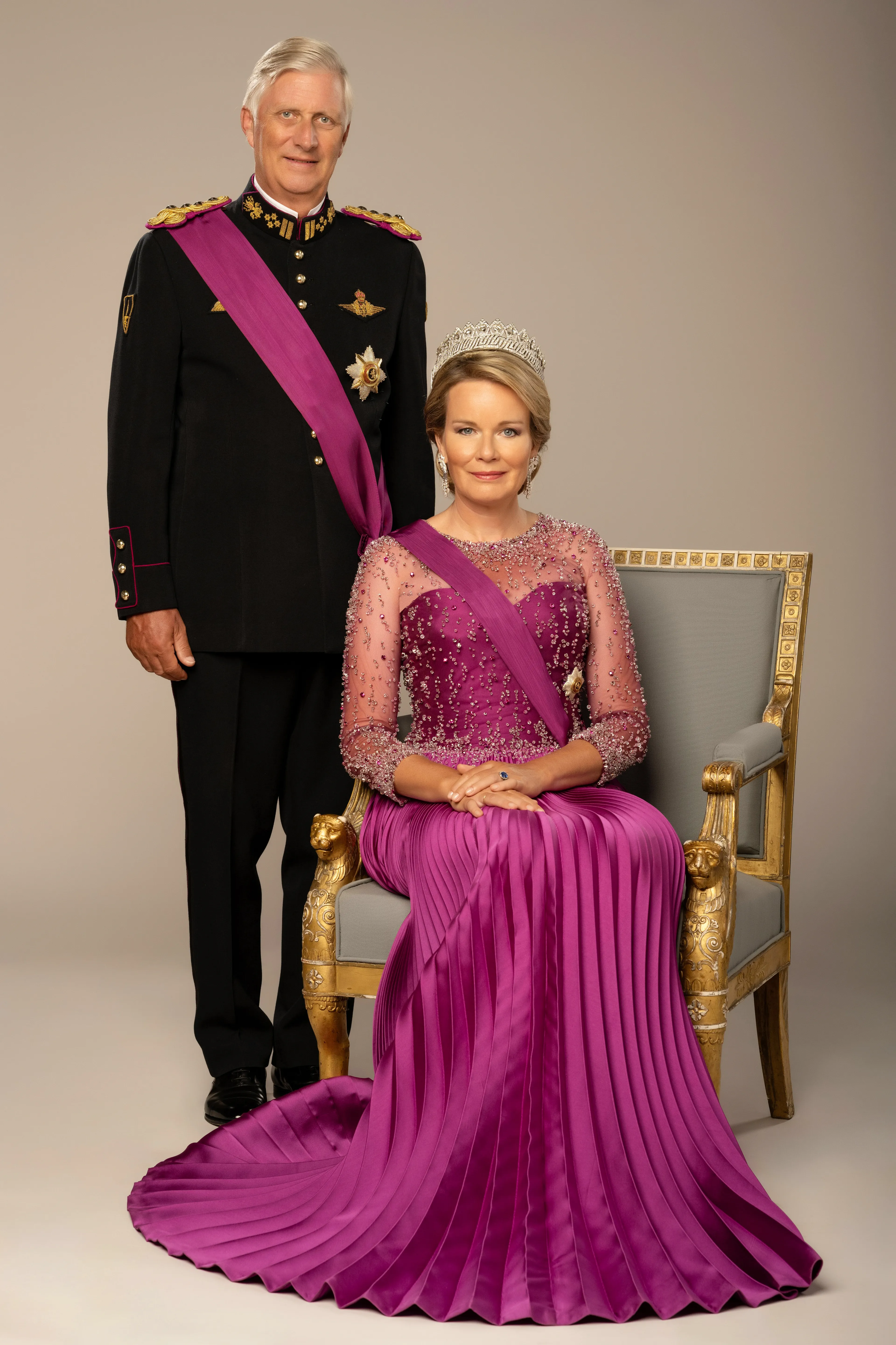 Koning Filip en koningin Mathilde poseren op hun staatsieportret (2023).