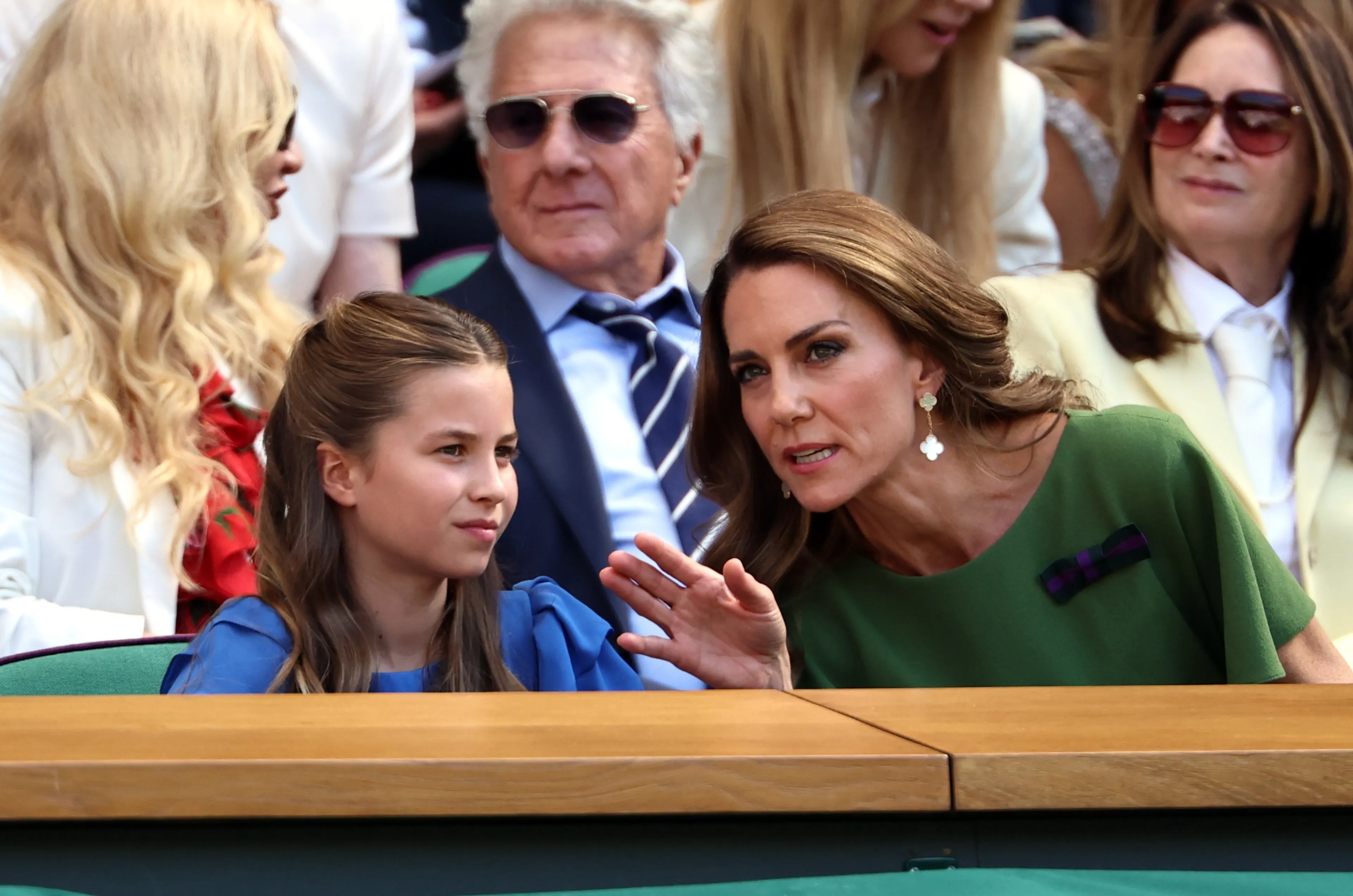 Catherine legt het spel uit aan prinses Charlotte.