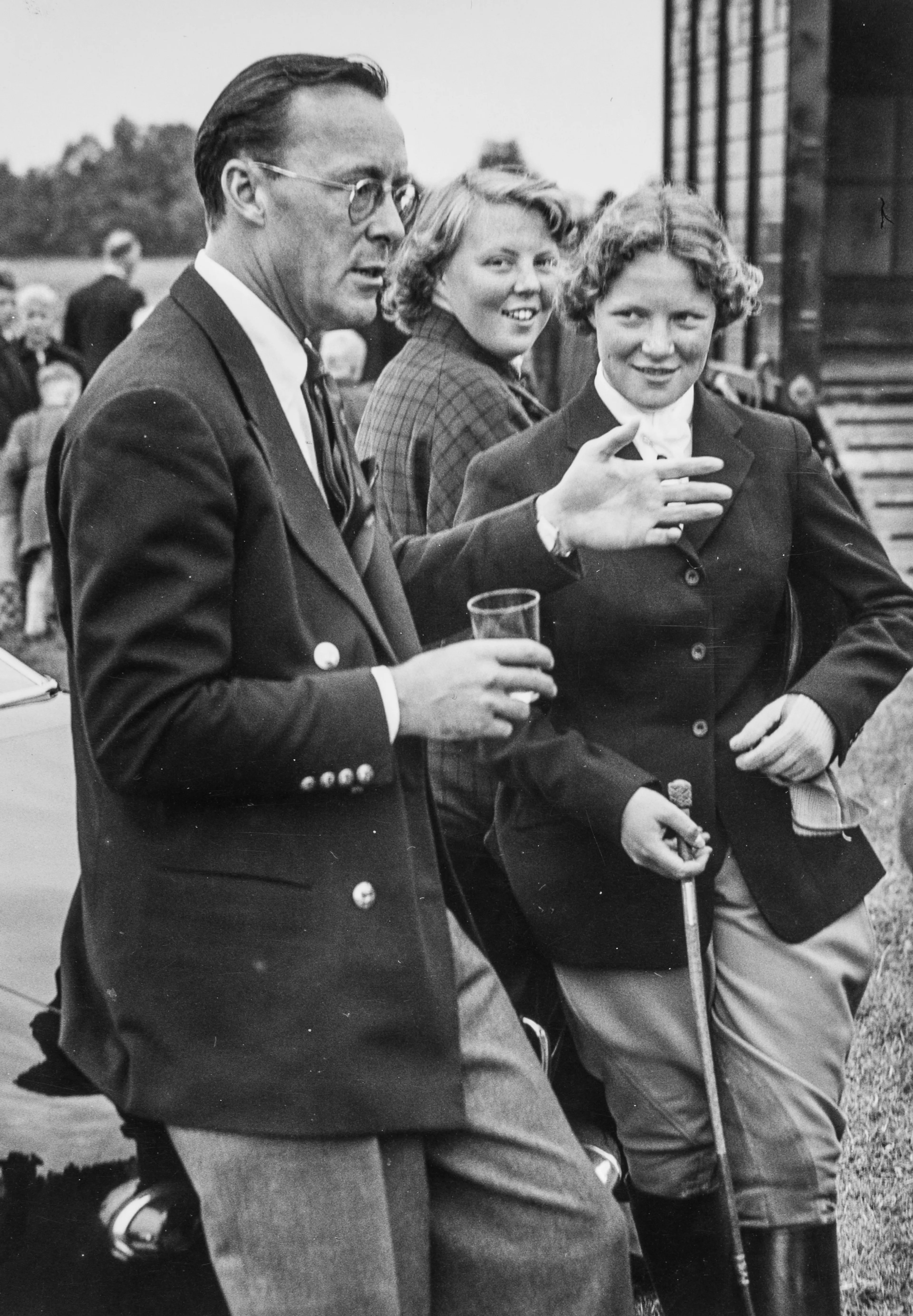 Prins Bernhard moedigt zijn dochters aan tijdens het Concours Hippique in Blaricum (1956).