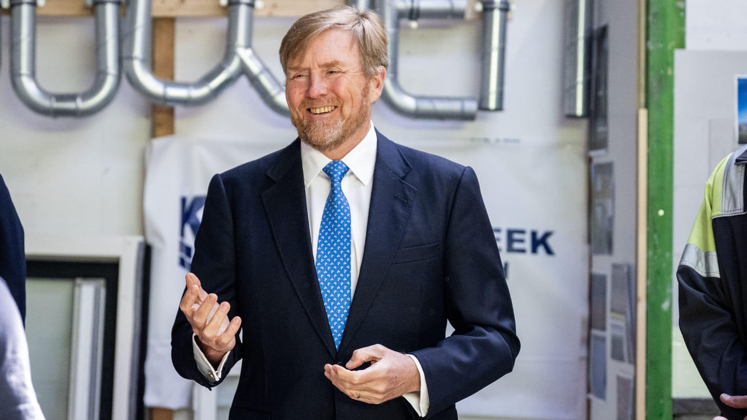 Koning Willem-Alexander steekt zijn "twee linkerhanden" uit de mouwen